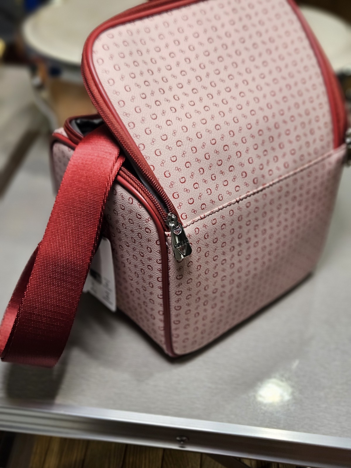 GUESS NEW Lux Lunch Box Insulated Burnaby Travel Red Mo.RCK9834069