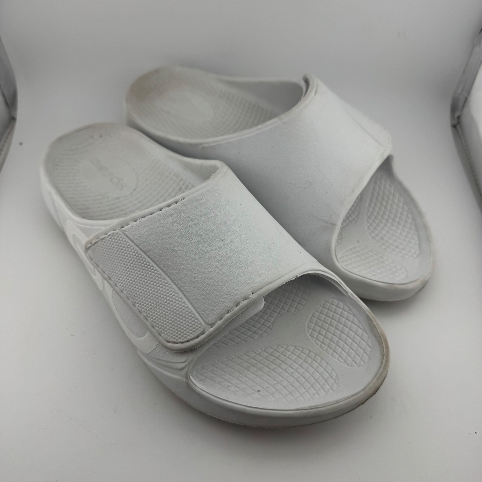 OOFOS OOahh Sport Flex Slides M6 W8 White Good Recovery Sandals Adjustable Strap