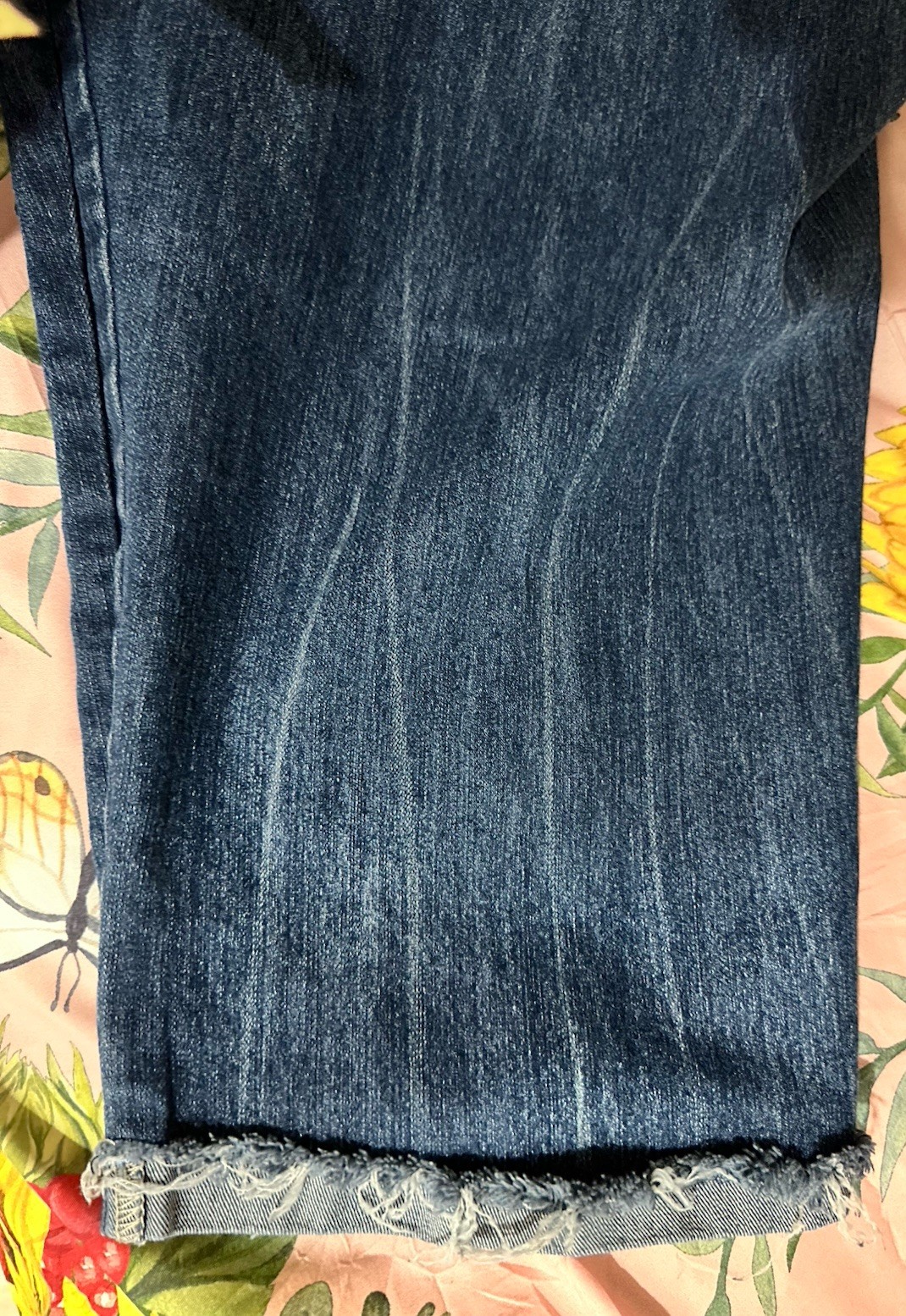 Amethyst Capri Jeans plus 20W Distressed Ribbon Frayed cuff Dark Wash 43x10x20