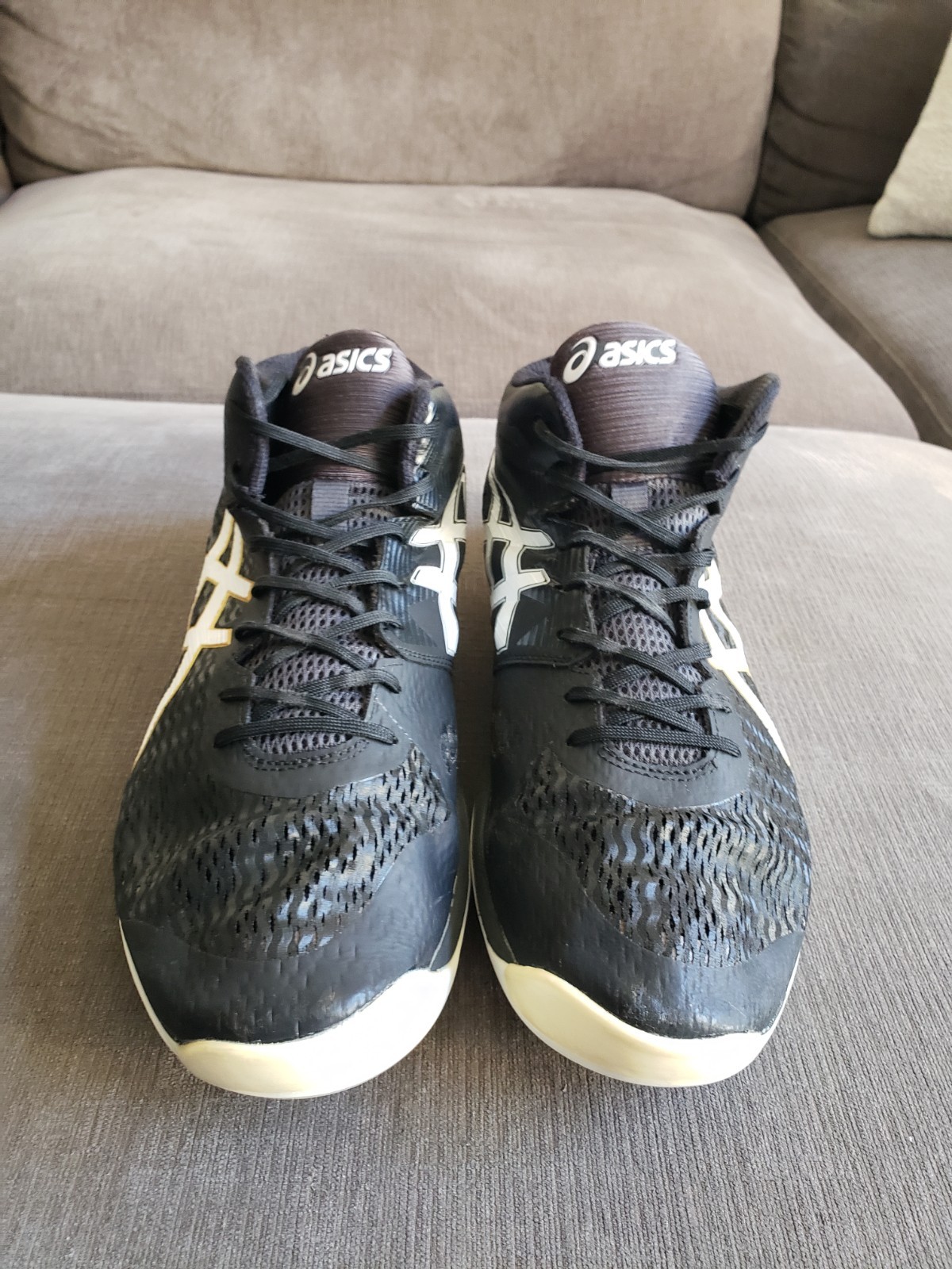 Size 13 – Asics Men’s Sky Elite FF Black Gold Volleyball Shoes Mid Top READ DESC