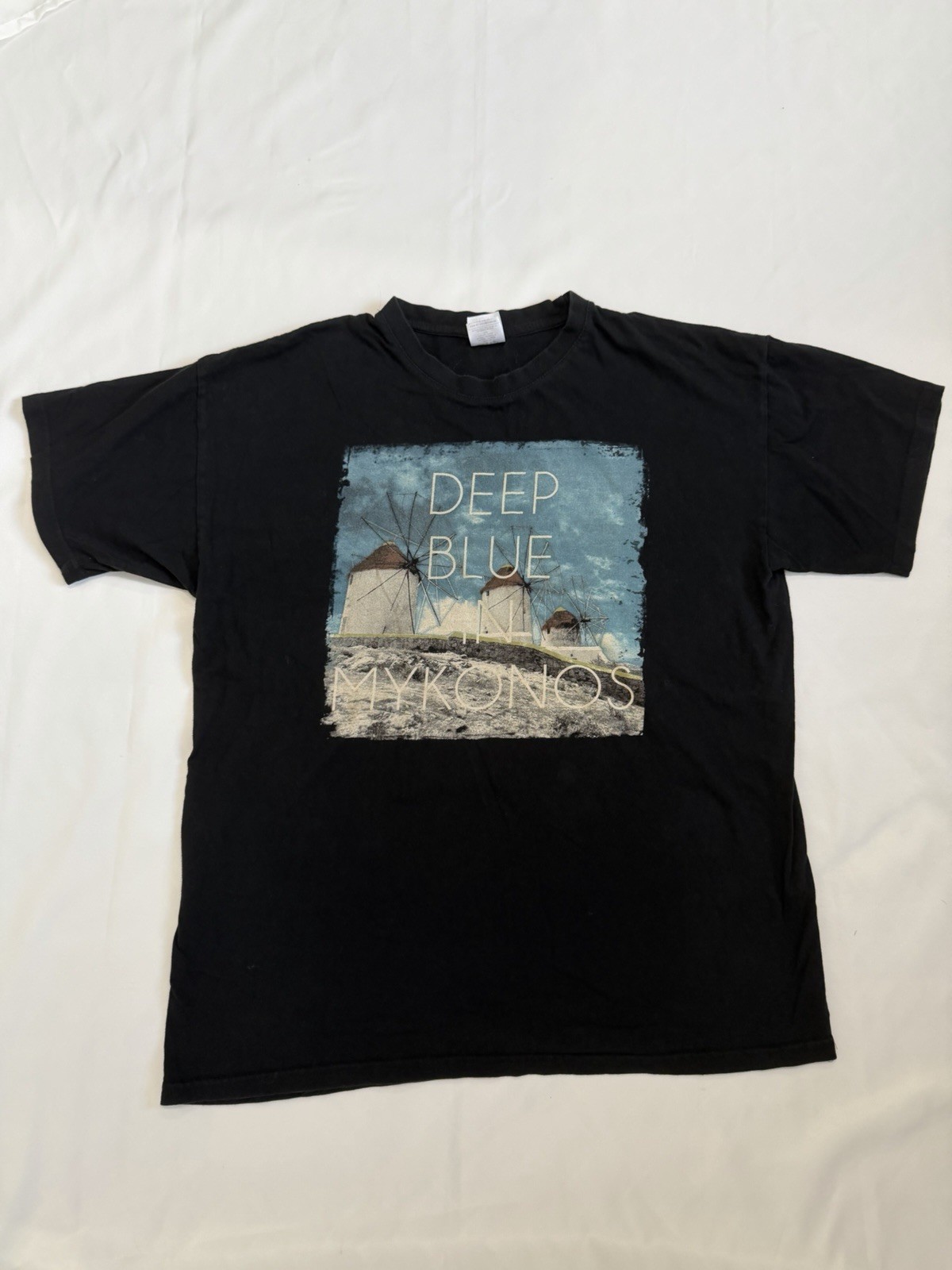 Deep Blue Mykonos Black Graphic Tee sz XL. T124