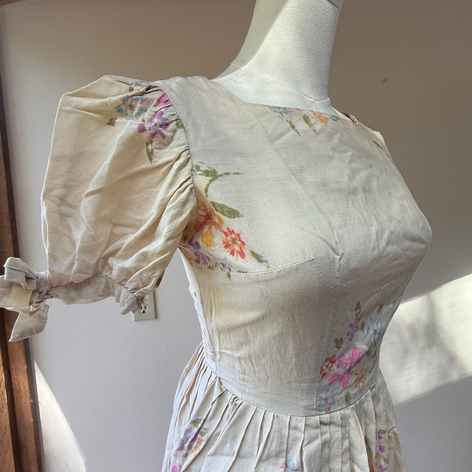 Vintage 1950s Puff Sleeve Floral Print Cotton Midi Day Dress