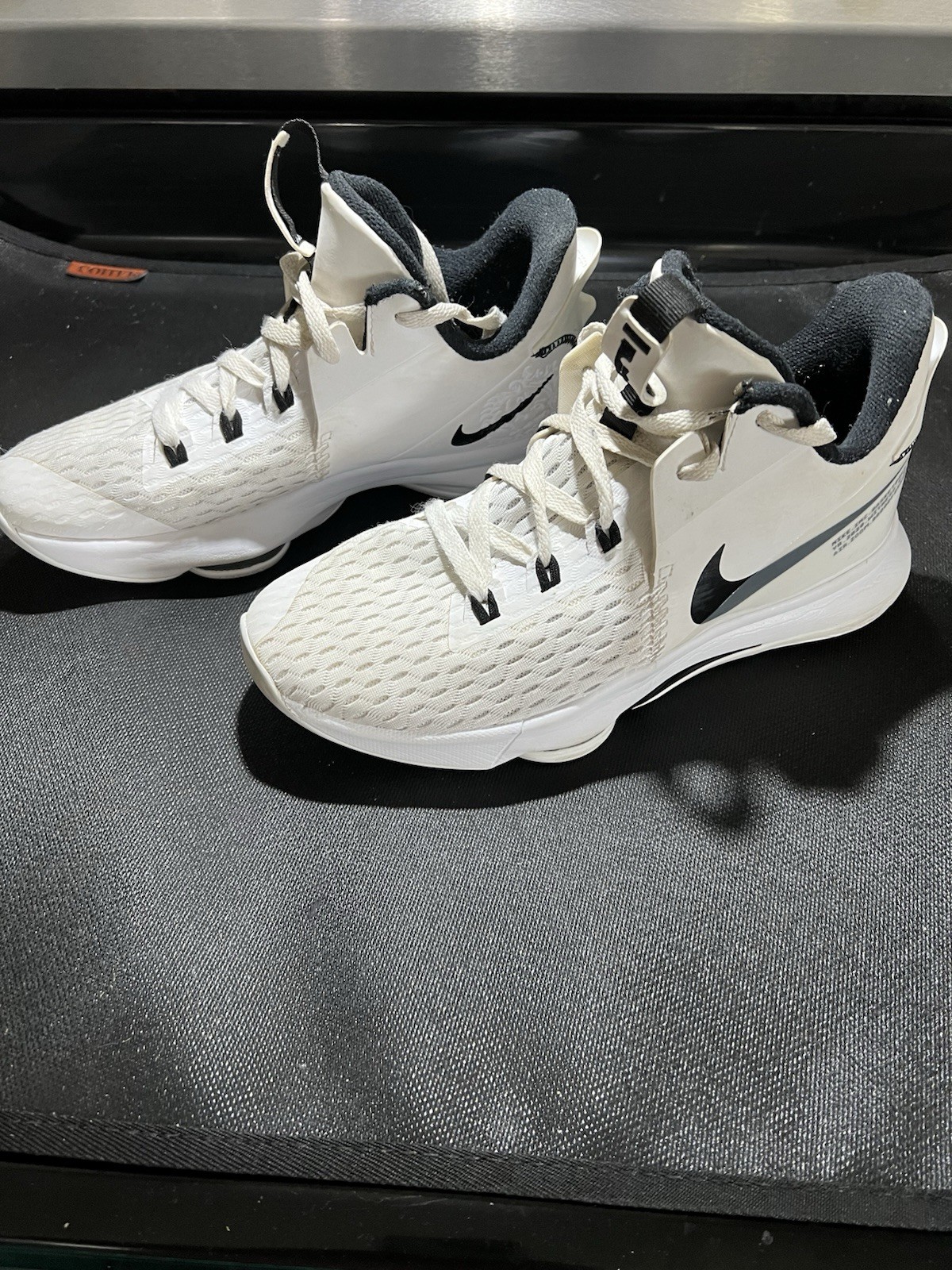 nike lebron James Men size 9 Whiteness 5 White Black Shoes Pre-Owned