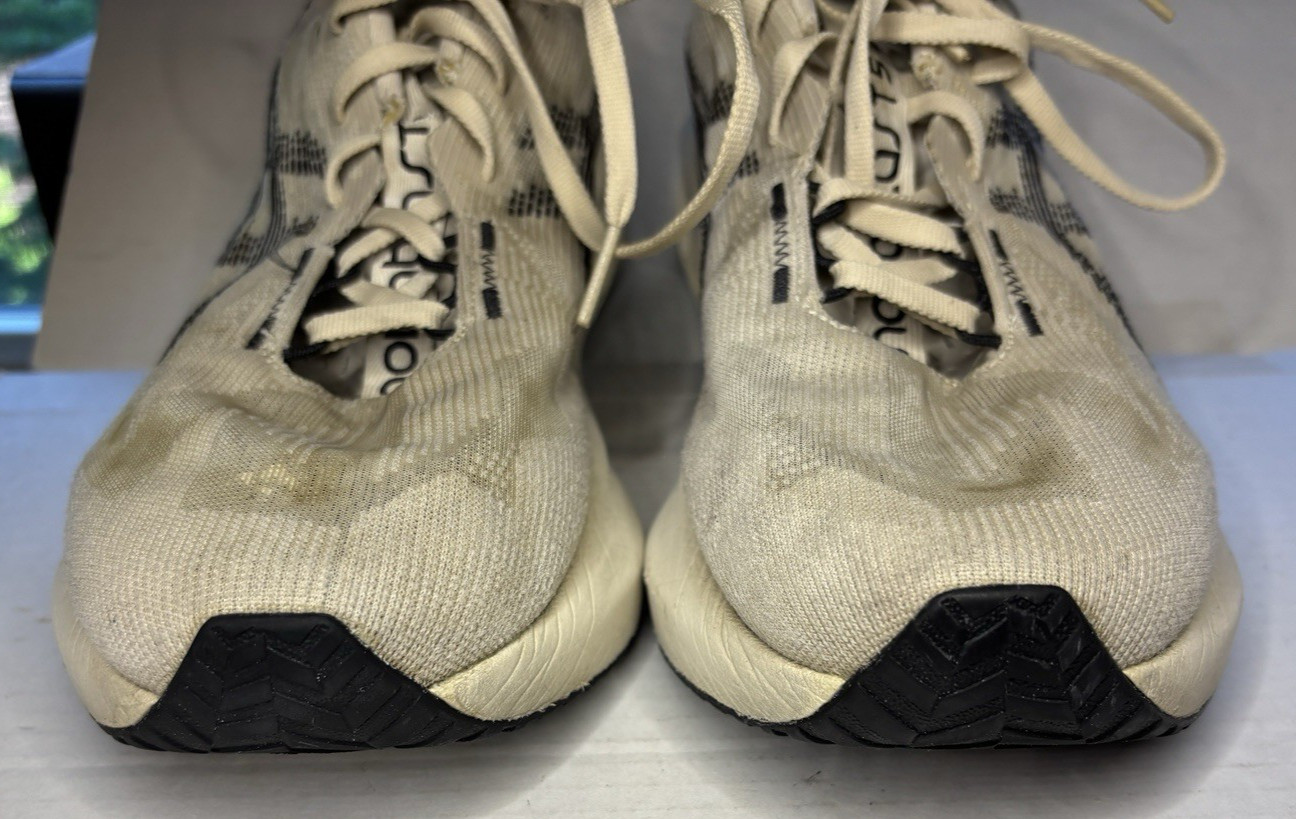 ASICS Novablast 5 Mens 10 US Oatmeal Black Athletic Running Shoes 1011B974