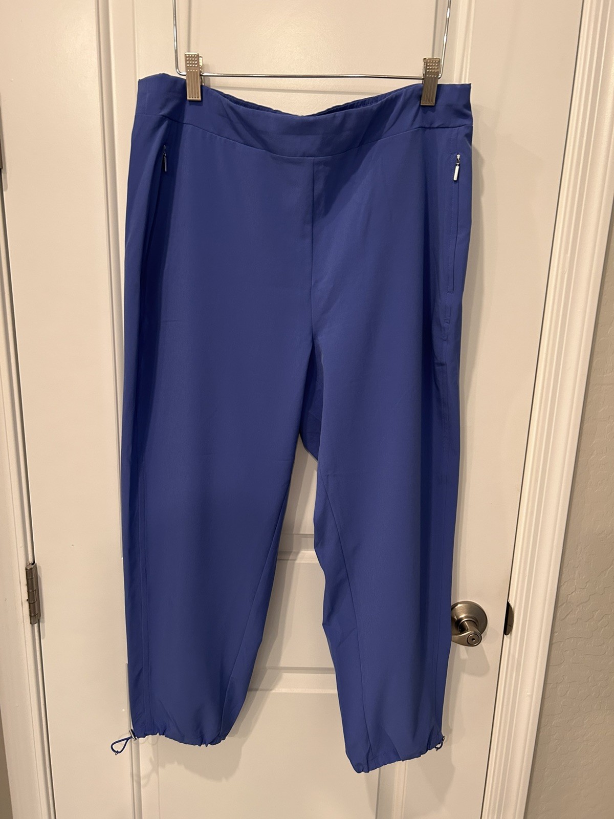Chicos Zenergy Size 1.5 UPF Neema Bungee Crop Pants US size 10 with bonus Tank