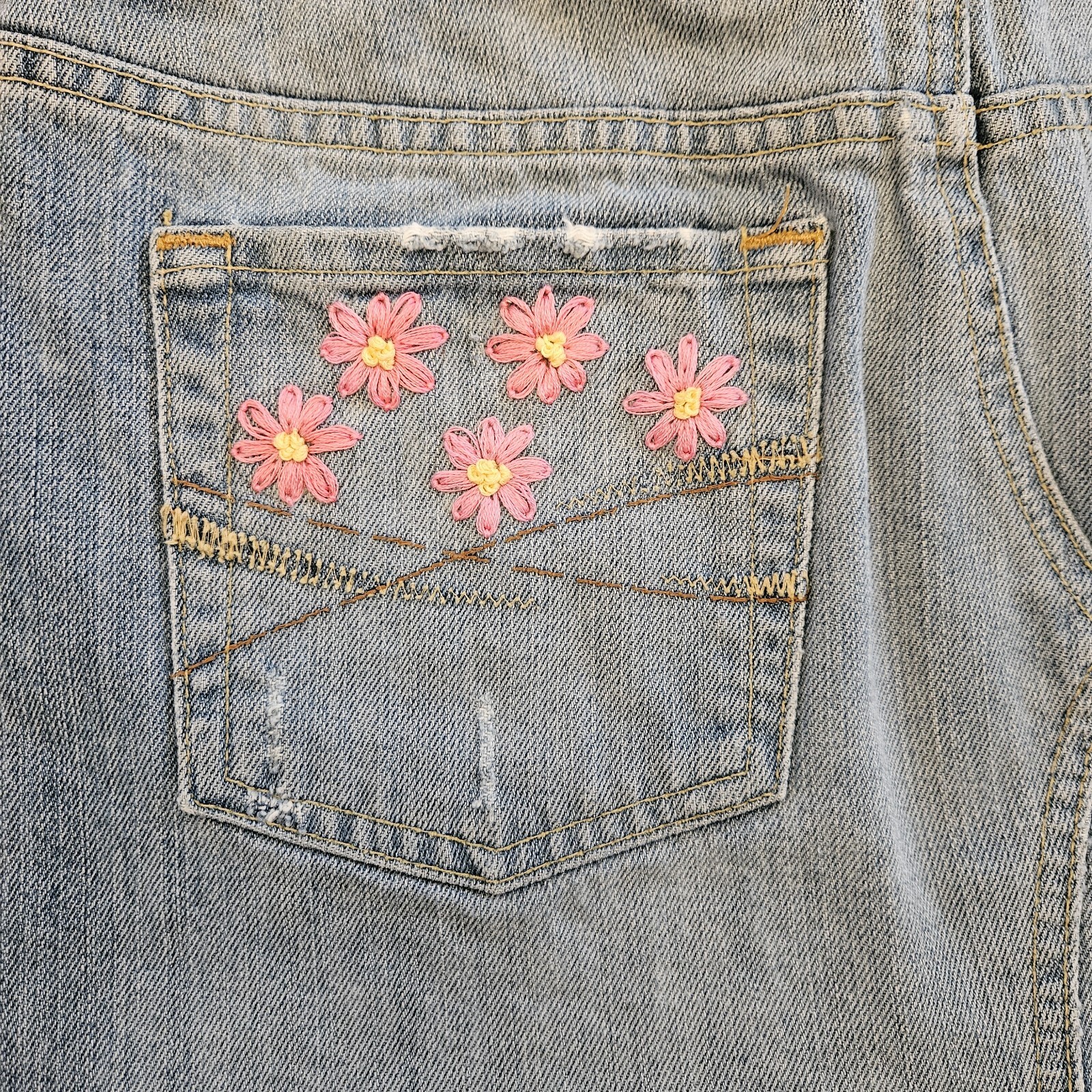 Aeropostale Mini Denim Skirt Medium Wash Distressed Floral Hand Embroidered Sz 4