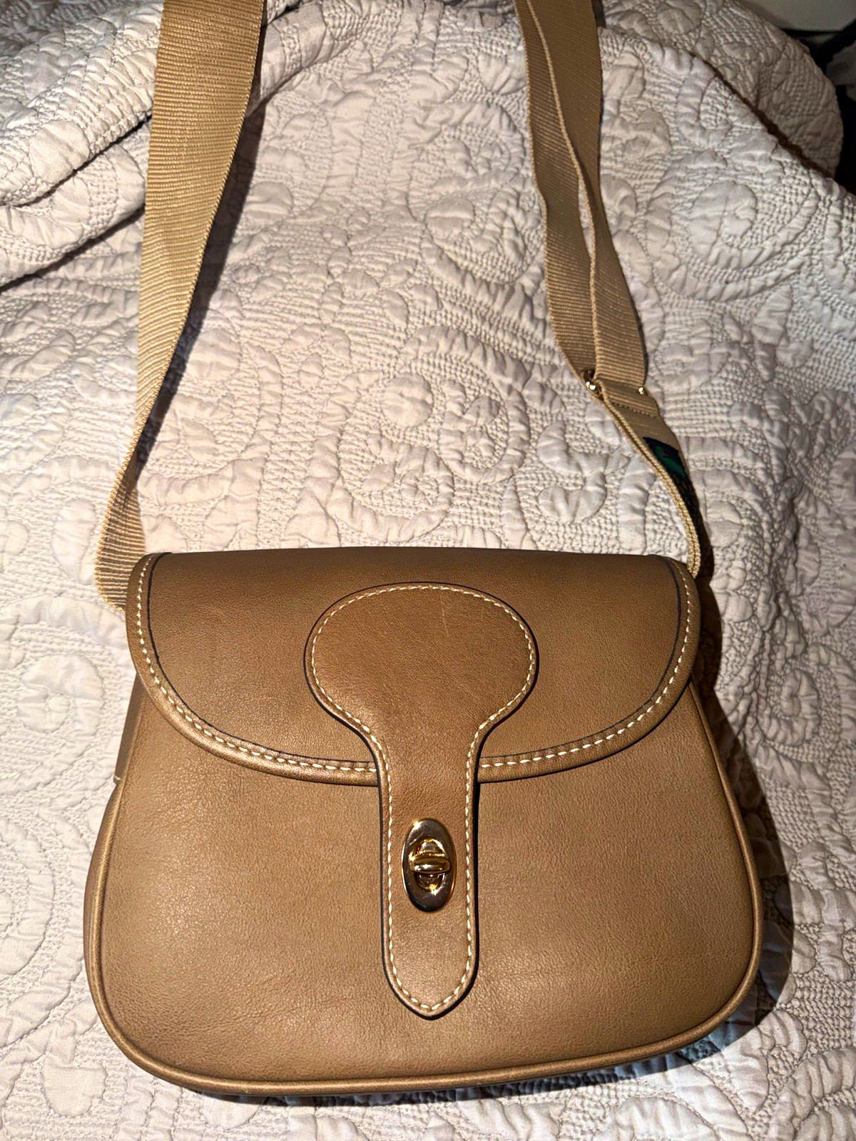 Dooney & Bourke Small Tan Crossbody Bag Turn Lock/Zip Lined Pockets Gold