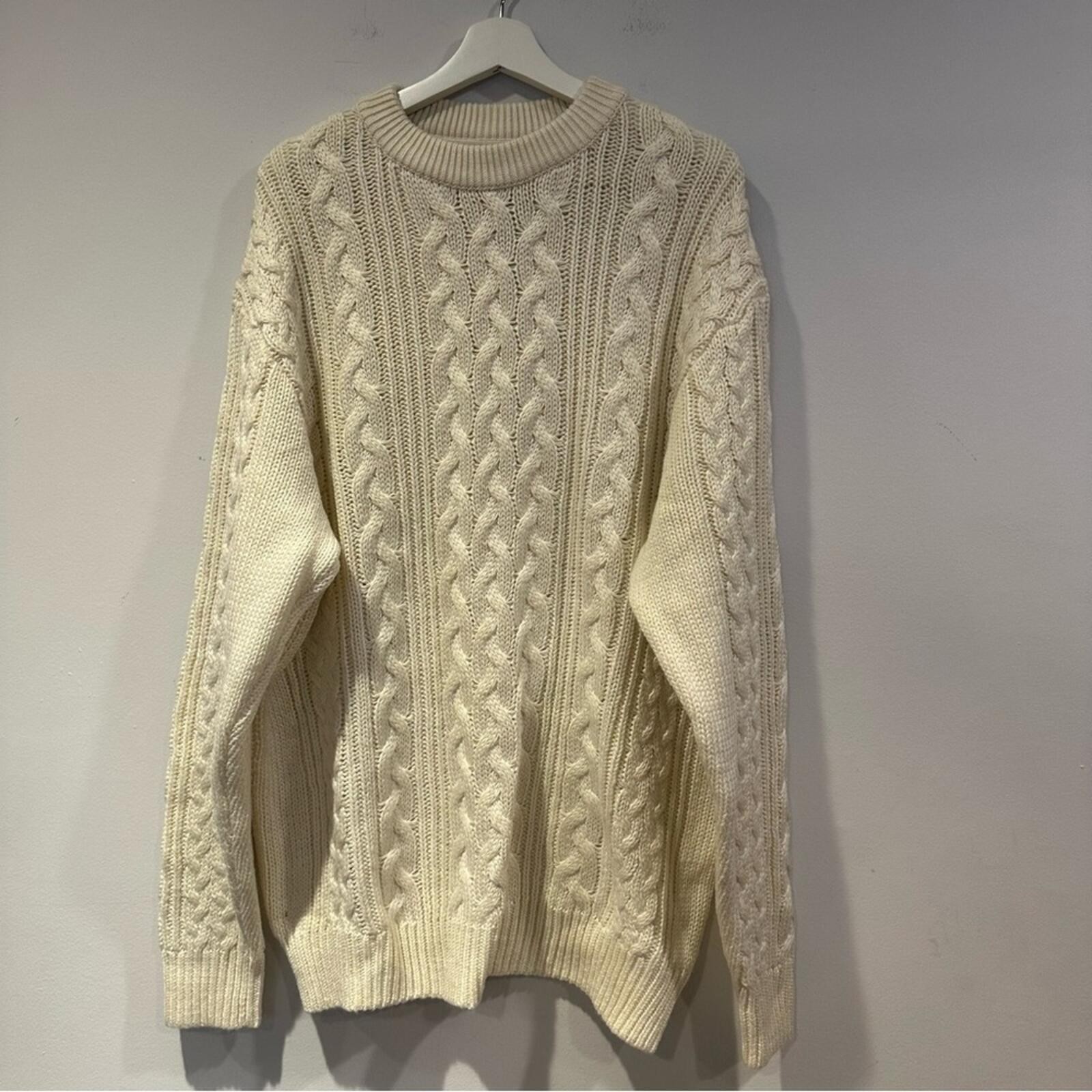 H&M Men’s Relaxed Fit Cable-Knit Jumper in light Beige