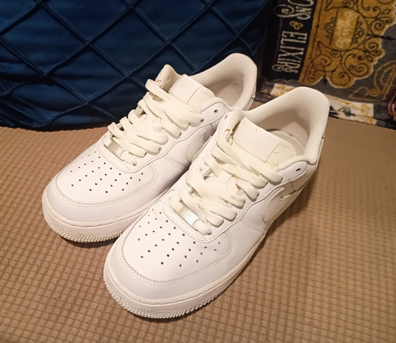 Nike Air Force 1 White Low Top Lace Up Athletic Sneakers mens 8.5 /women’s 10.5