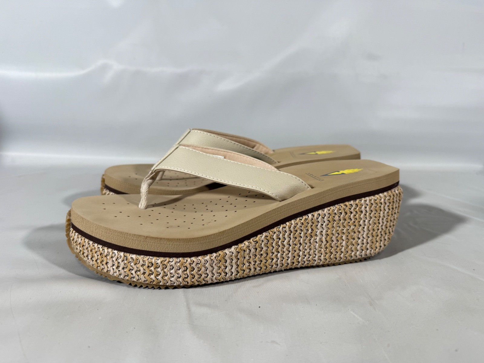 Volatile Island 2 Platform Wedge Sandals Slides Womens Sz 9 Raffia Thong Cream n