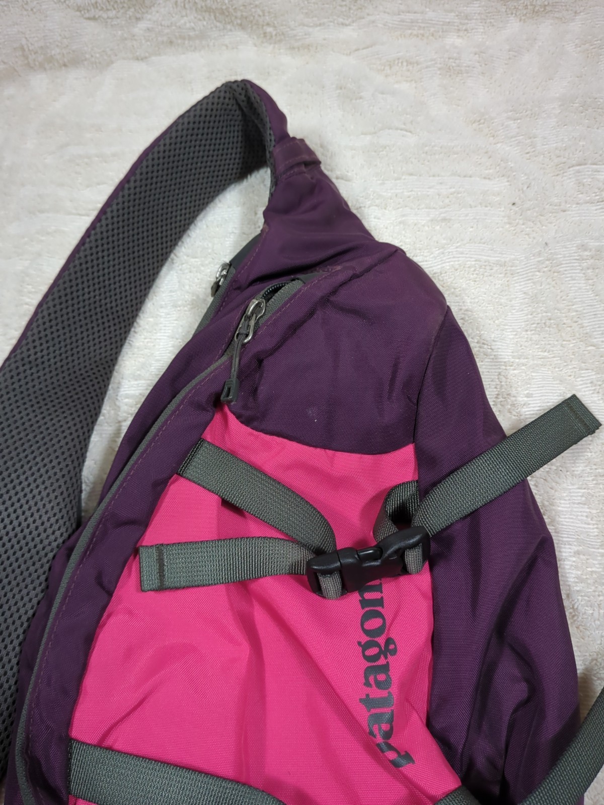 Patagonia Atom Sling 8L Sling Backpack – Padded Crossbody Bag – Purple & Pink