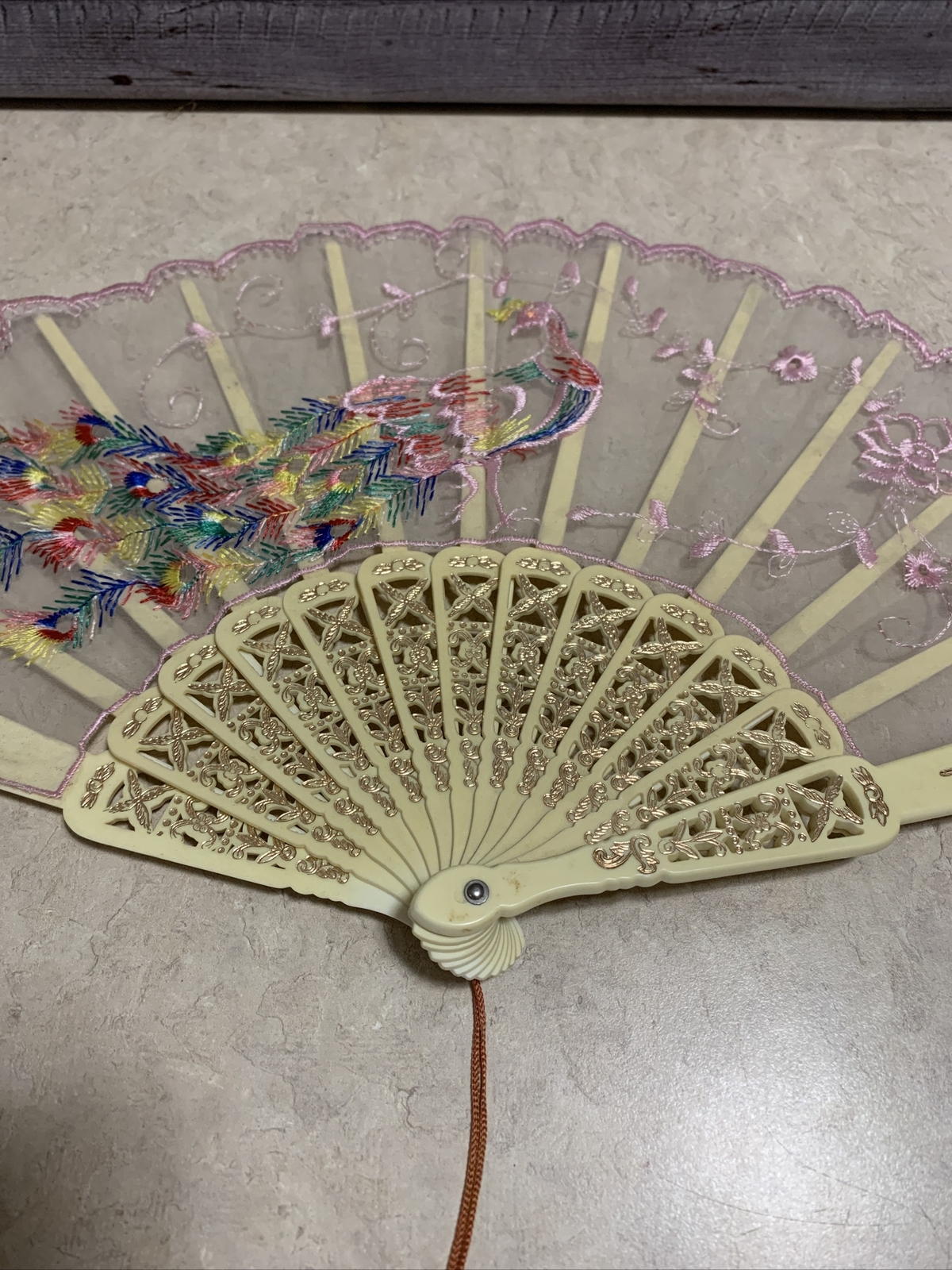 VINTAGE ORIENTAL EMBROIDERED PEACOCK CLOTH FABRIC PLASTIC FOLDING HAND FAN