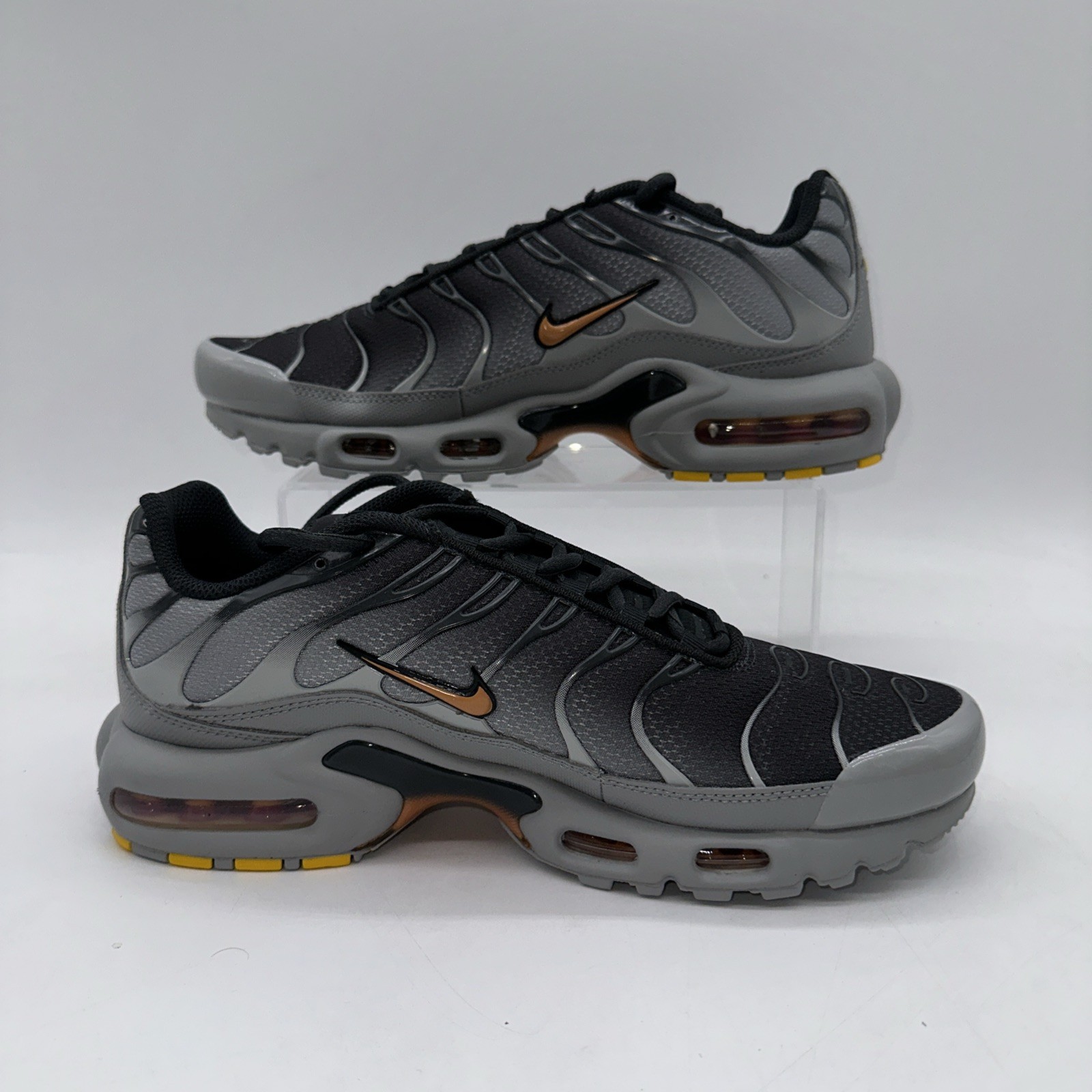 Nike Men’s Size 9.5 Air Max Plus (DM0032 037) Gray Running Sneaker Sports