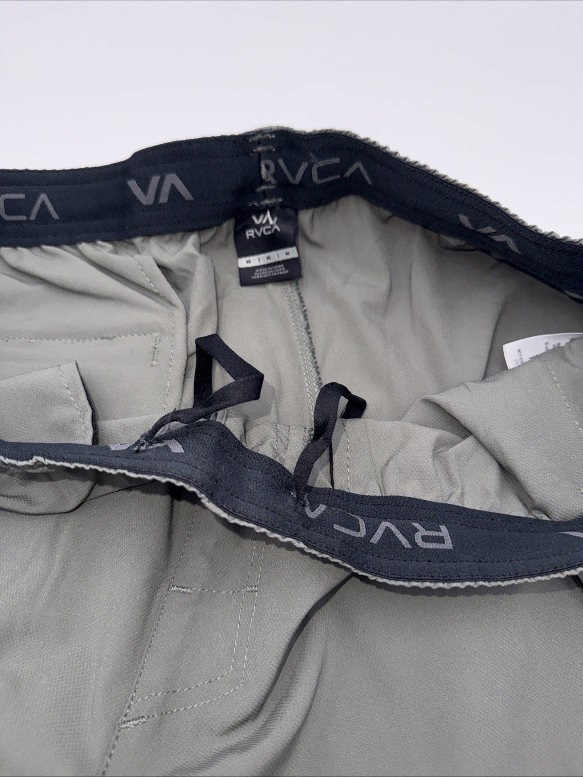 $70 RVCA Men’s Yogger Stretch 17 Shorts 8″ – Slate Green – Medium -New Tag