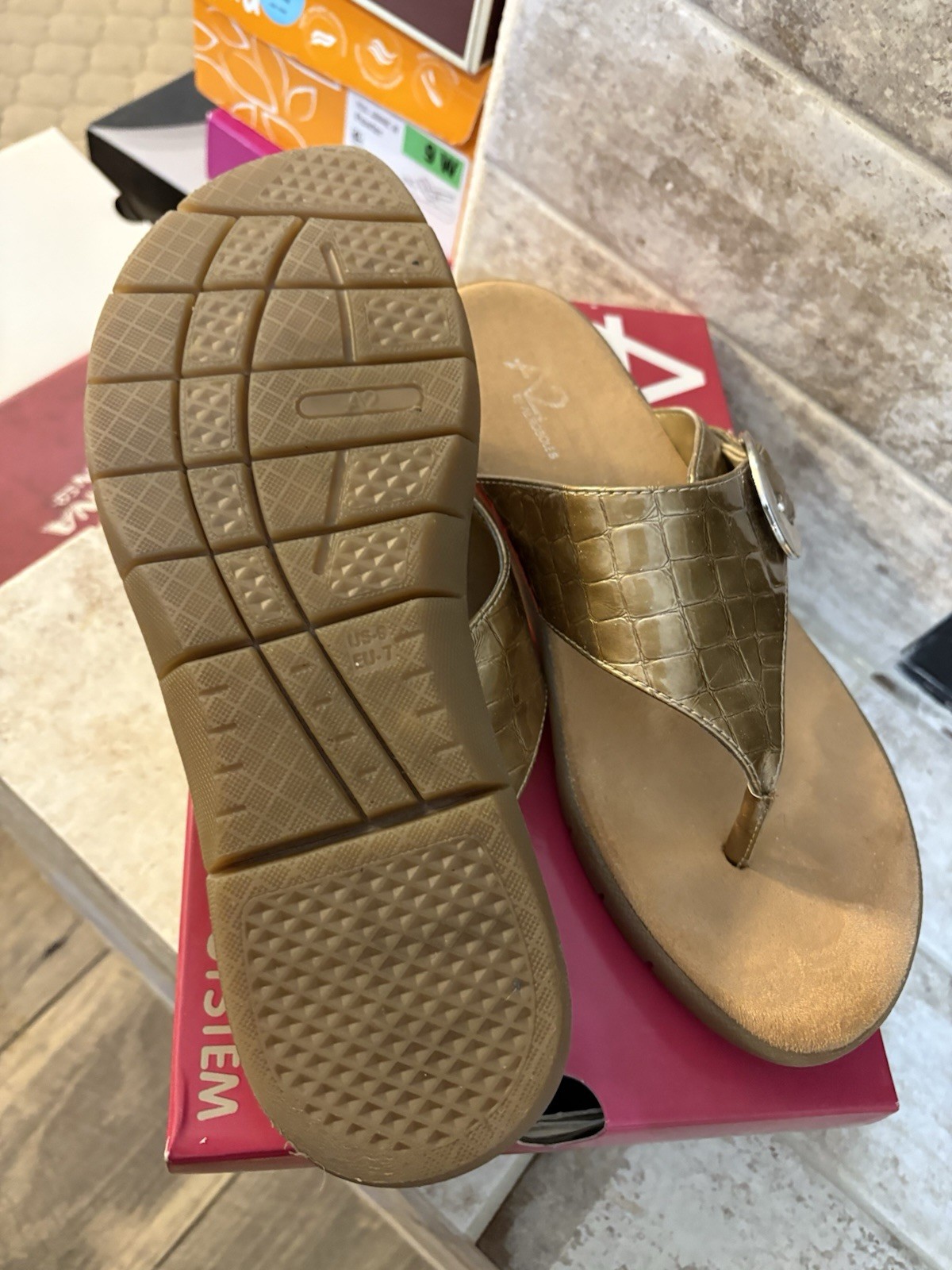 Aerosoles Thong Sandals, Gold metallic,faux leather, Crocodile Pattern Womens 9M