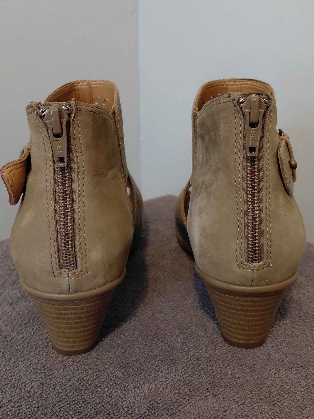NEW – Earth Open Toe 2in Heels Perforated Suede/Upper Foam Leather Insole – 6.5D