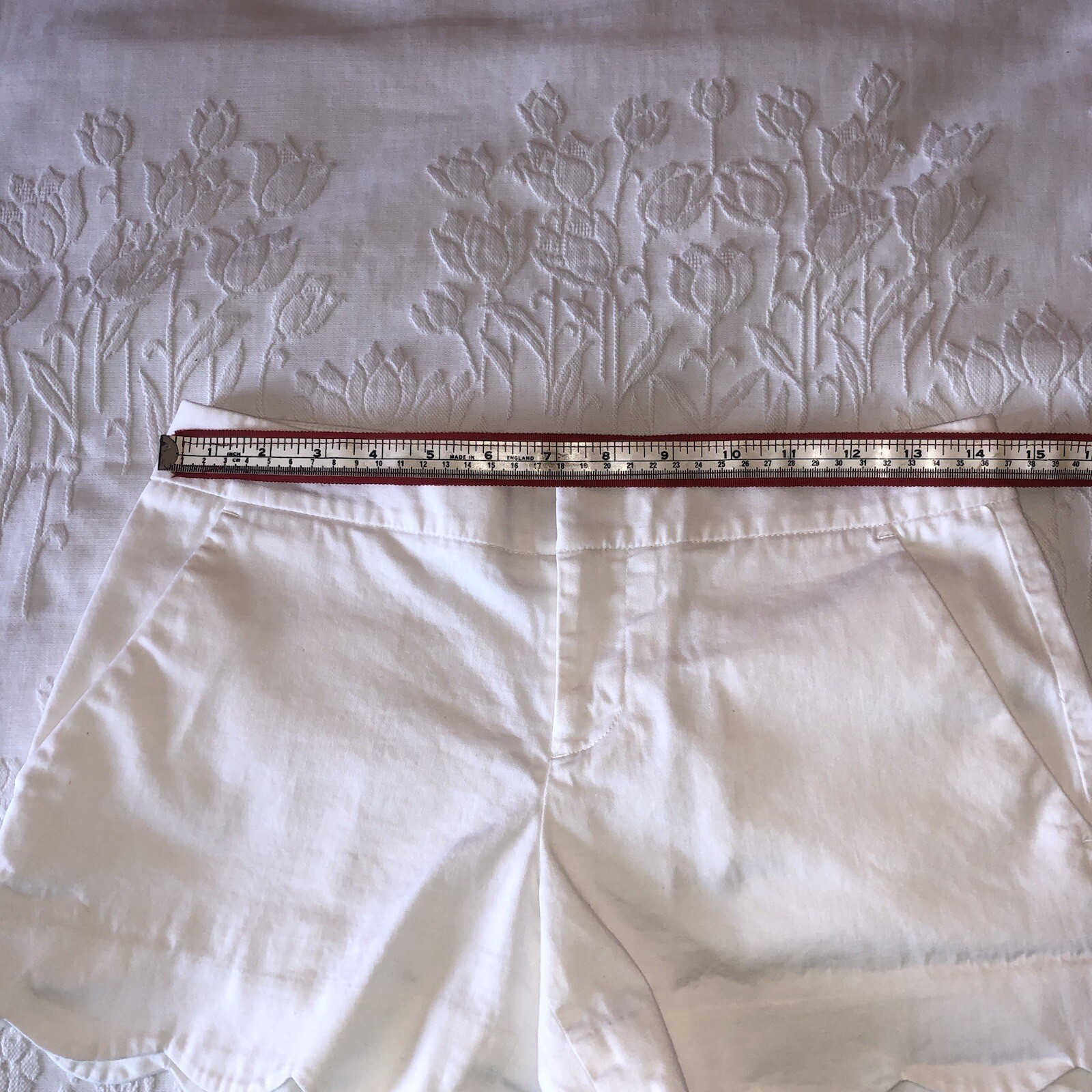 CLUB MONACO WOMENS SIZE 00 WHITE FLAT FRONT SCALLOP LEG SHORTS