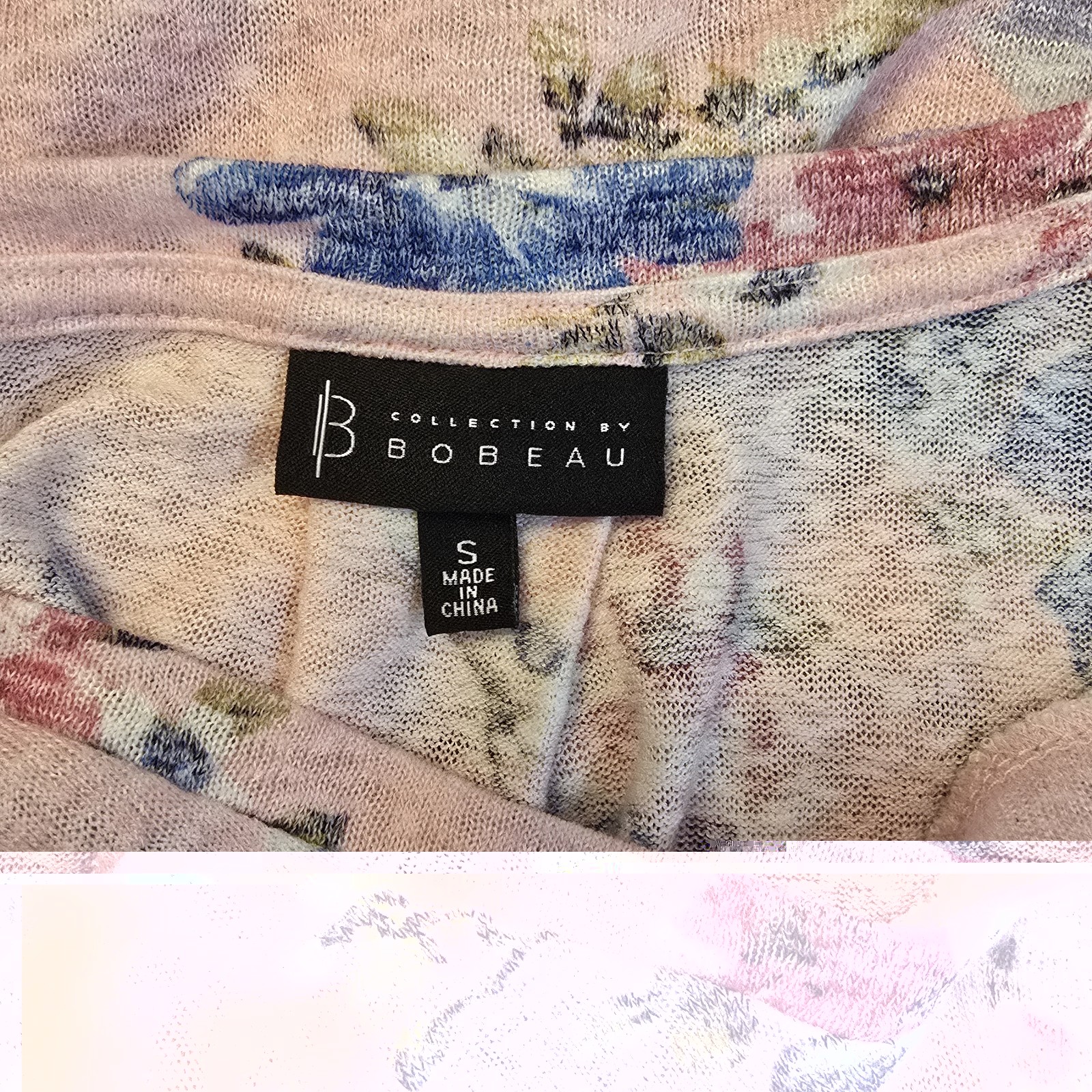 ​Bobeau Top Womens Small Pink Blue Floral V-Neck Pleat Back Knit Tee Slit S