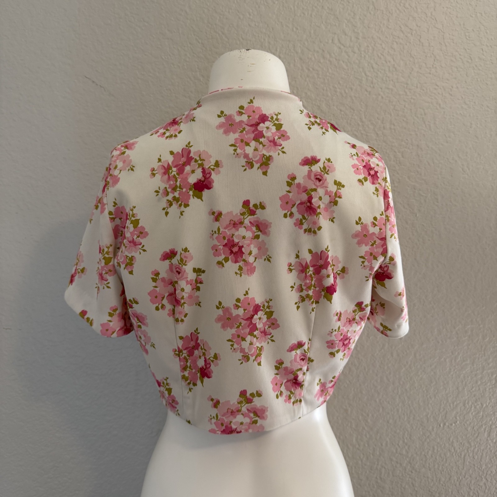White and pink floral 50’s short sleeve shawl cover up!