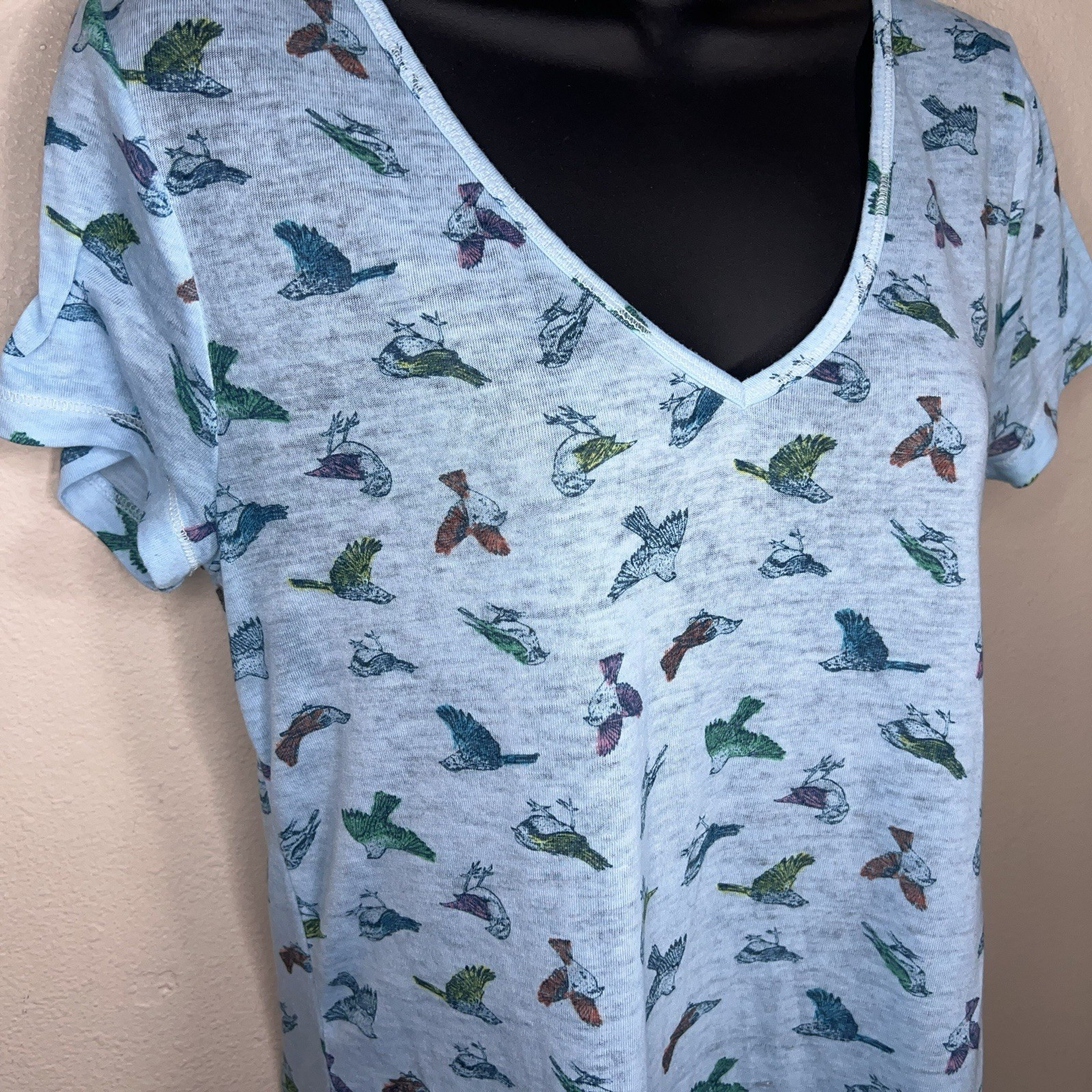 Medium Juniors Mudd Blue Colorful Bird Print Vneck Tee Tshirt Lightweight
