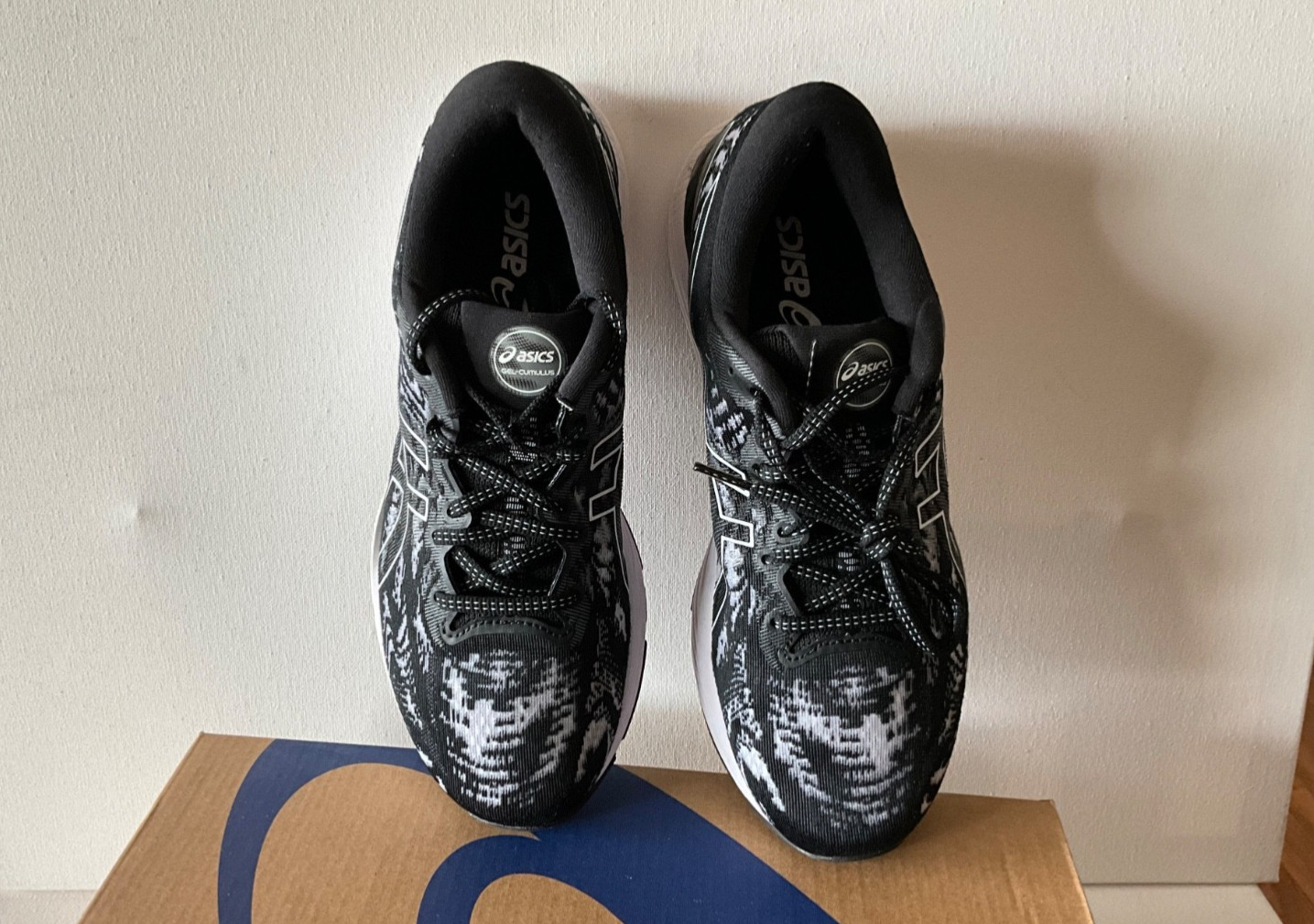 Size 9 – Asics Gel Cumulus 23 Black White Womens