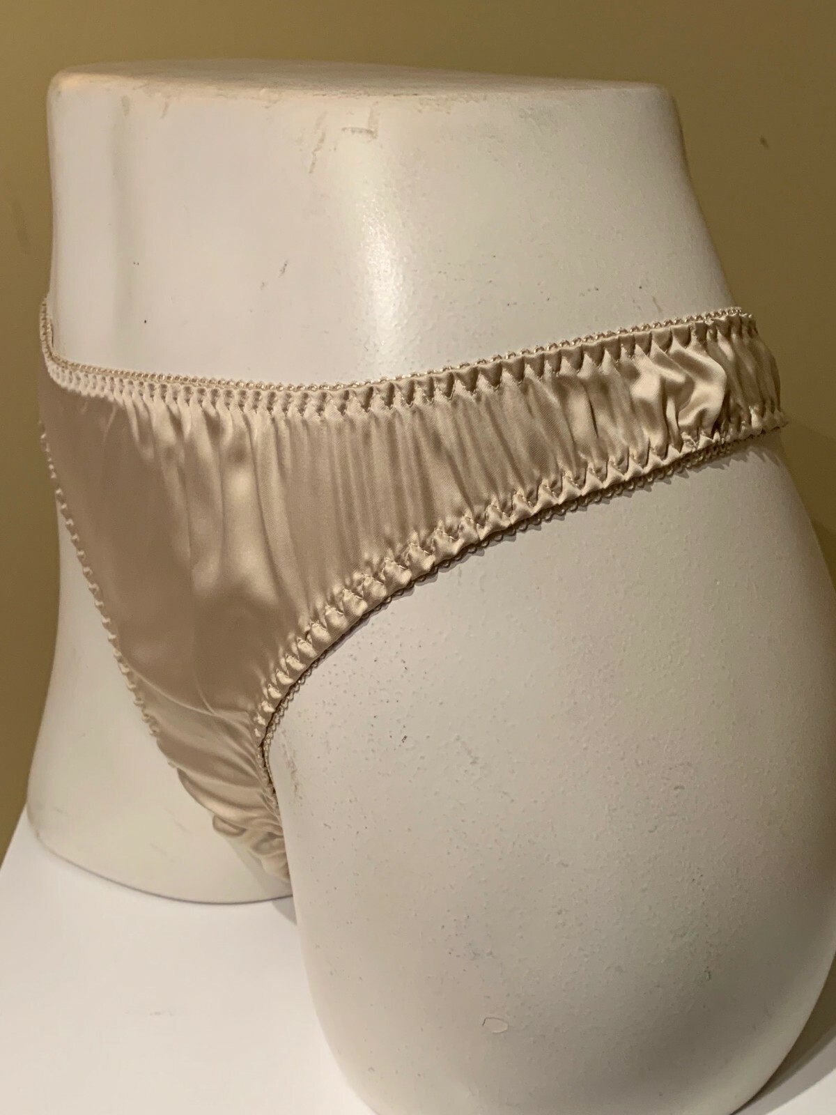 SECRETS IN LACE SIL ~ CHAMPAGNE NUDE ~ SATIN PIN-UP THONG PANTIES SIZE LARGE