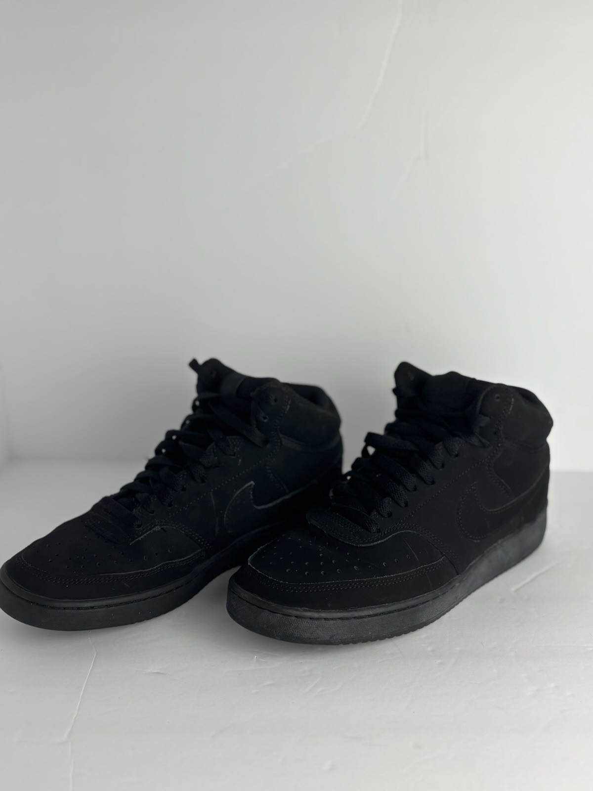 Nike Black Mid Top Men’s Basketball Athletic Sneakers