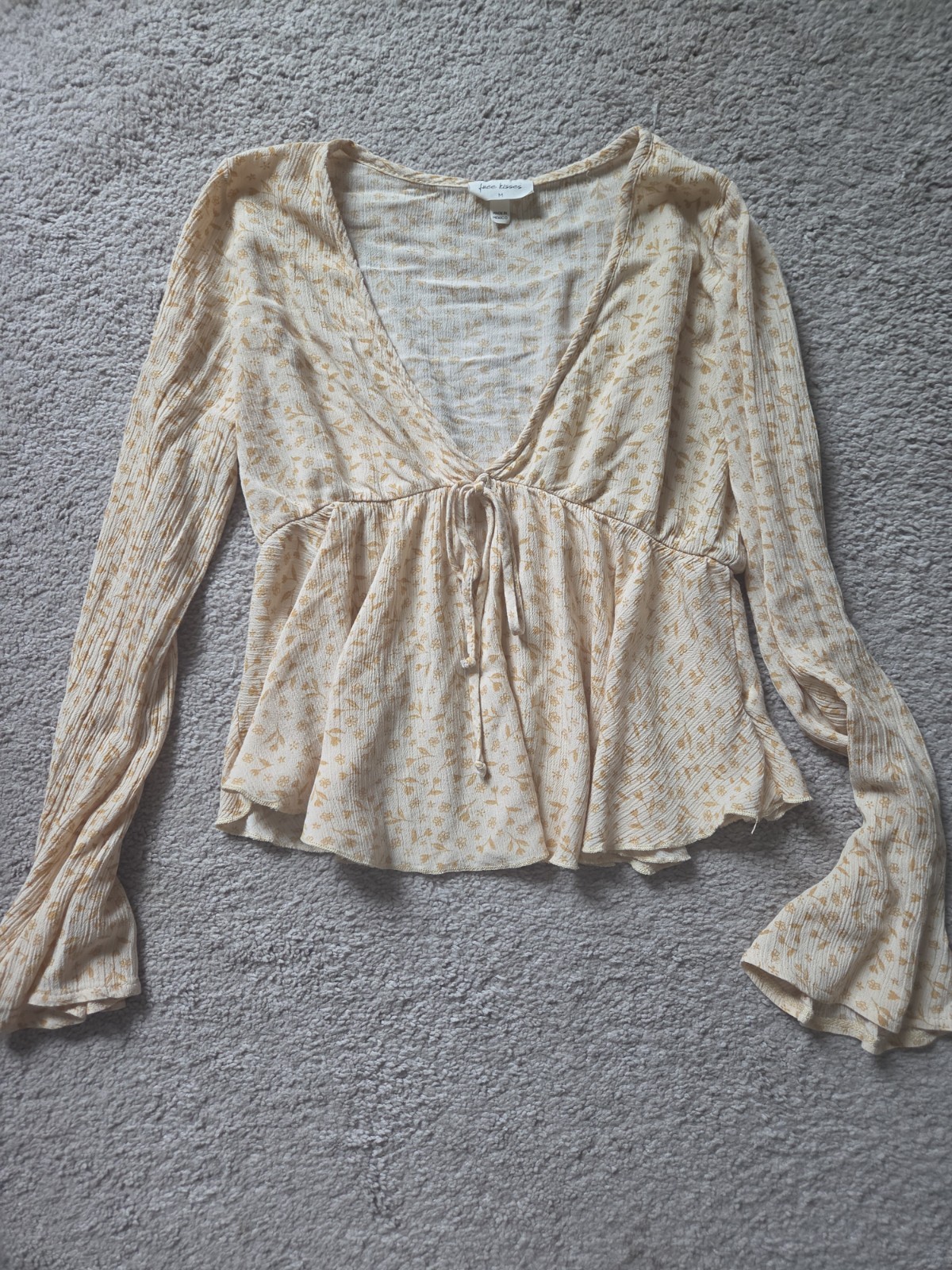 Free Kisses babydoll peplum waist crinkle flowy long sleeve top M