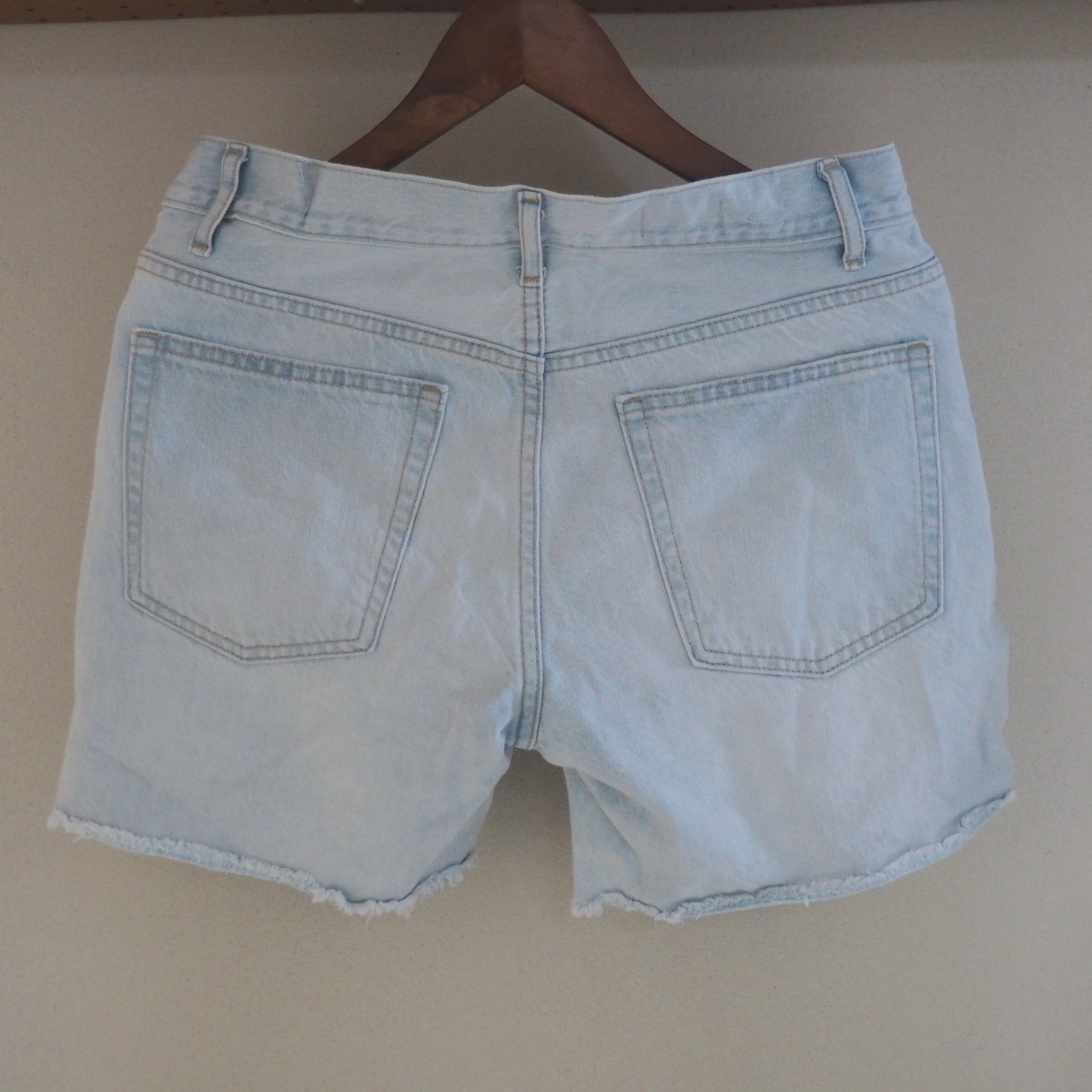 Gap 5″ inseam denim shorts frayed cut hem light blue mid rise Size 26 waist 30″