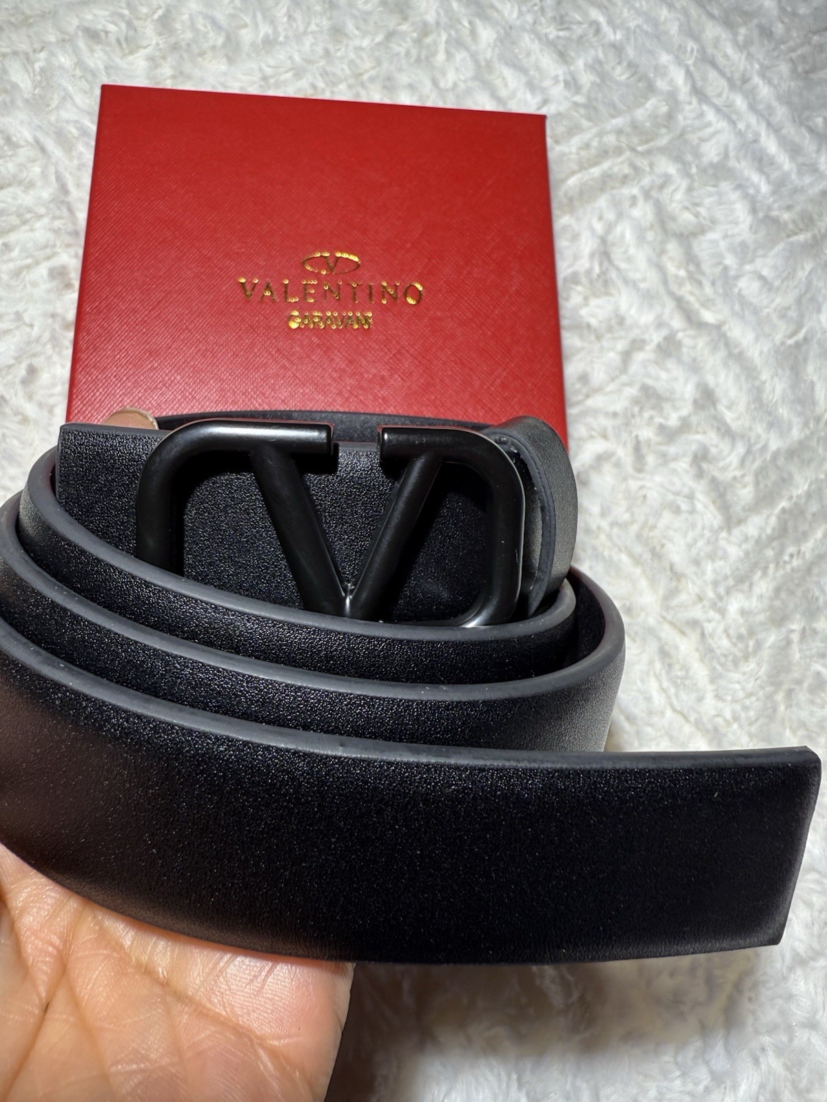 Valentino Garavani belt with VLogo buckle in black leather.