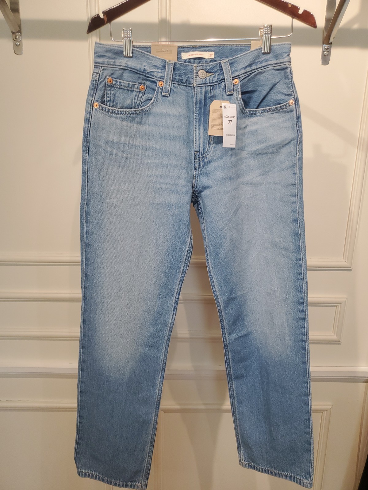 Levi’s Women’s Low Pro Mid Rise Jeans , Straight Leg , Medium Wash Size 27 NEW