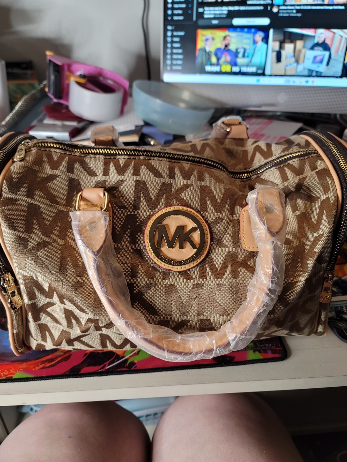 * MICHAEL KORS SIGNATURE GRAYSON SATCHEL HANDBAG Beautiful, Plenty Of Room.