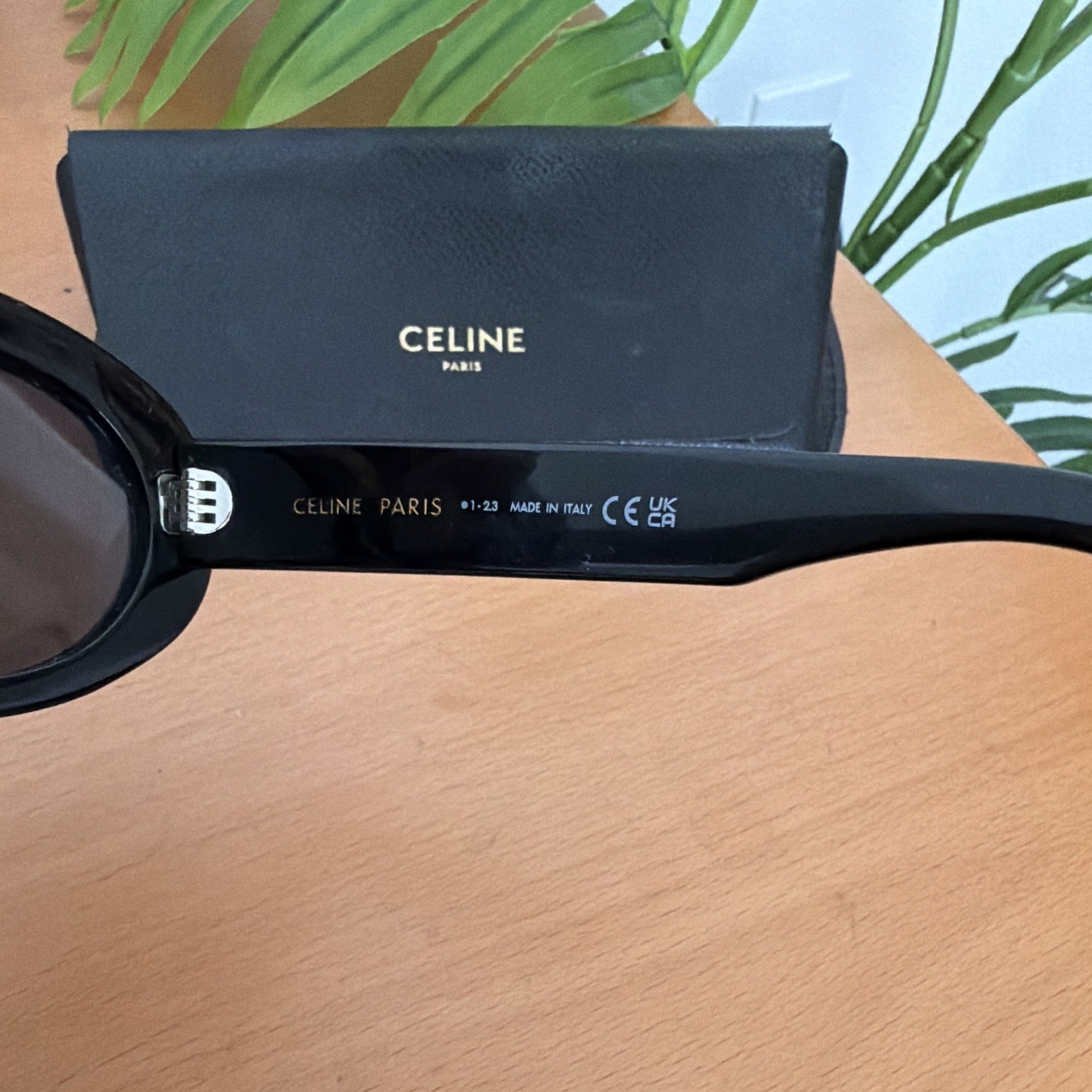 Authentic CELINE CL40194U Triomphe Oval Sunglasses Black Frame UV400