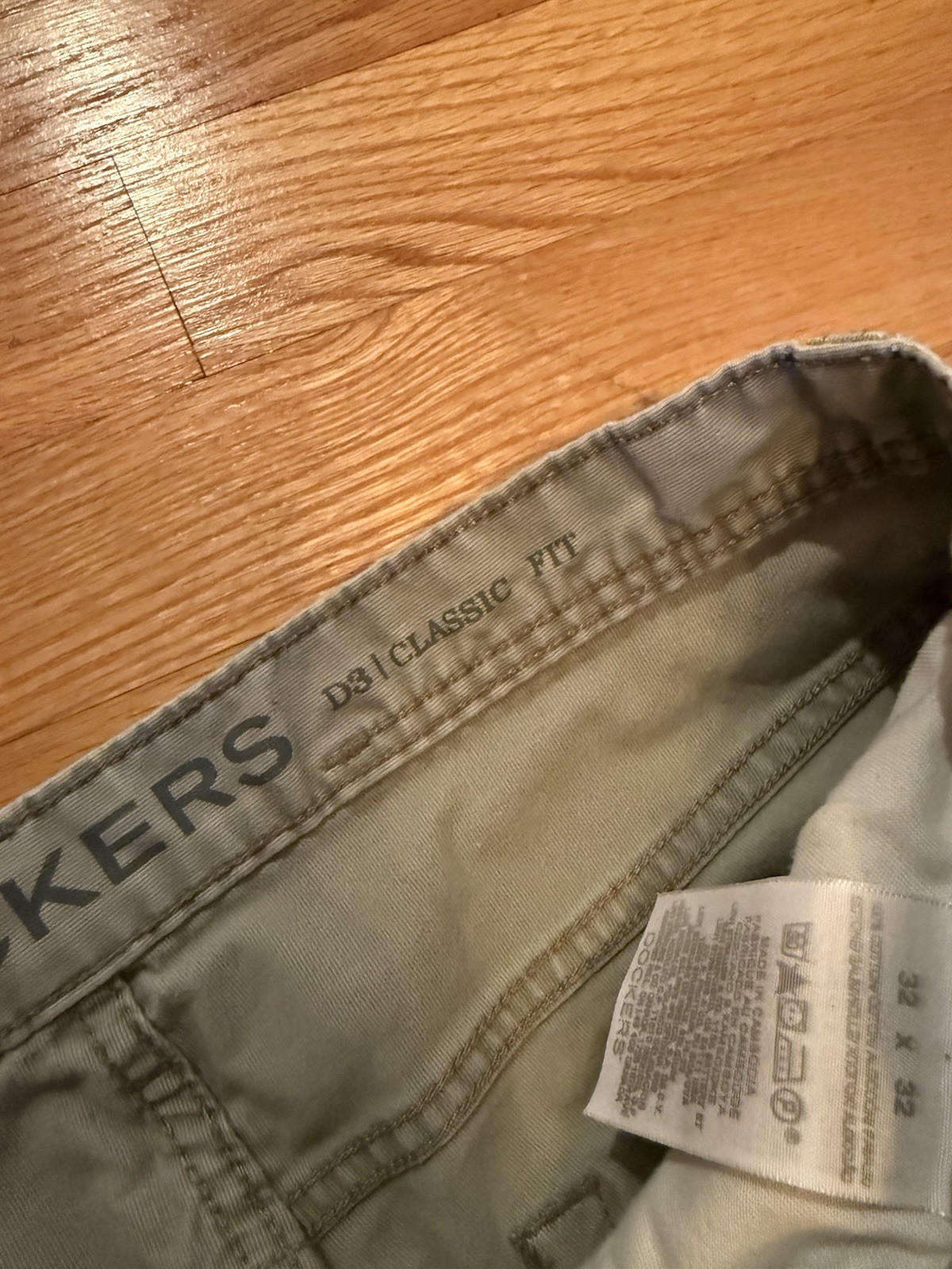 Dockers D3 Classic Fit Mens Khaki Pants Size 32 x 32 Zipper Button Closure