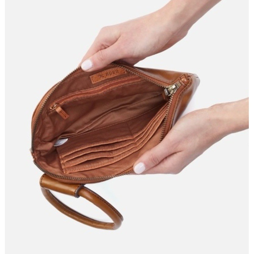 New HOBO Sable Clutch Women Truffle Brown Leather Circular Wristlet Quiet Luxury