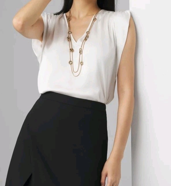 White House Black Market V Neck Ruched Shoulder Shell Blouse Top IVORY NWT XS