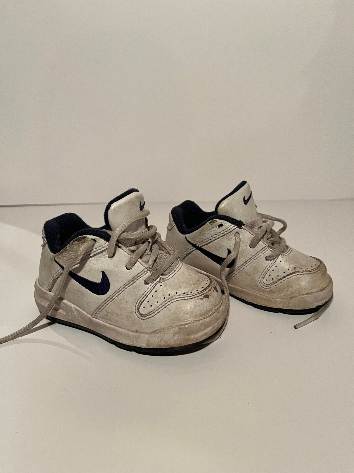 USED Nike White Navy Blue Toddler Shoes Size 5C Sneakers (See Item Description)