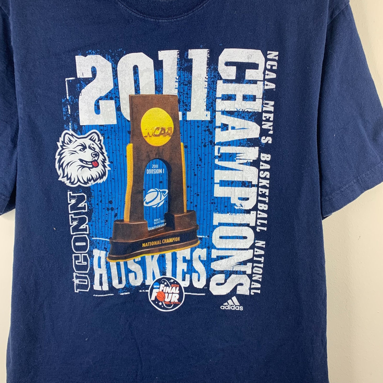 2011 UConn Huskies National Champions T-Shirt XL Vintage Style NCAA Basketball