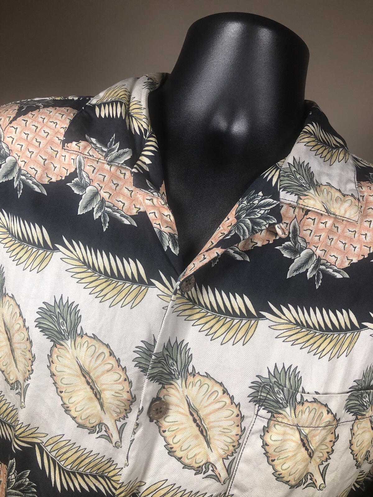 Tommy Bahama Mens M Shirt Silk Pineapple Hawaiian Casual Short Sleeve Black Tan