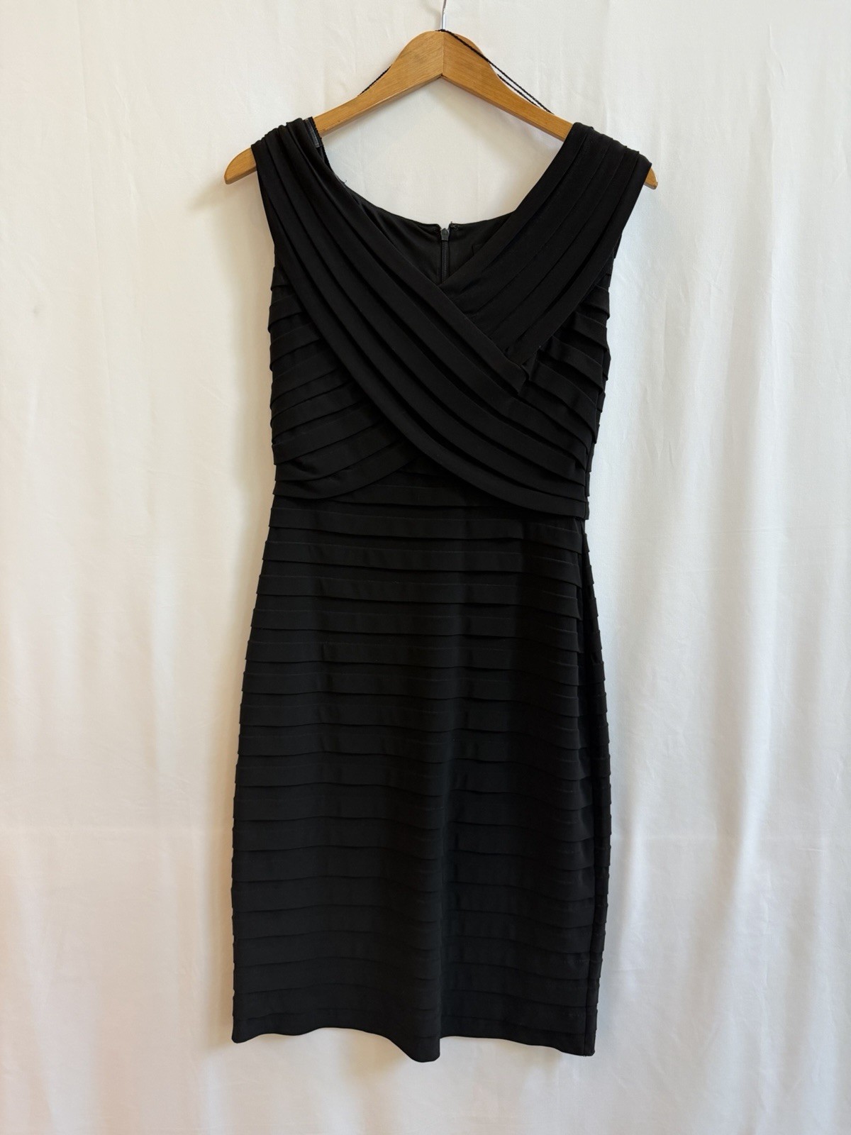 Adrianna Papell Black Sleeveless V-Neck Pleated Sheath Knee Dress, Size 8