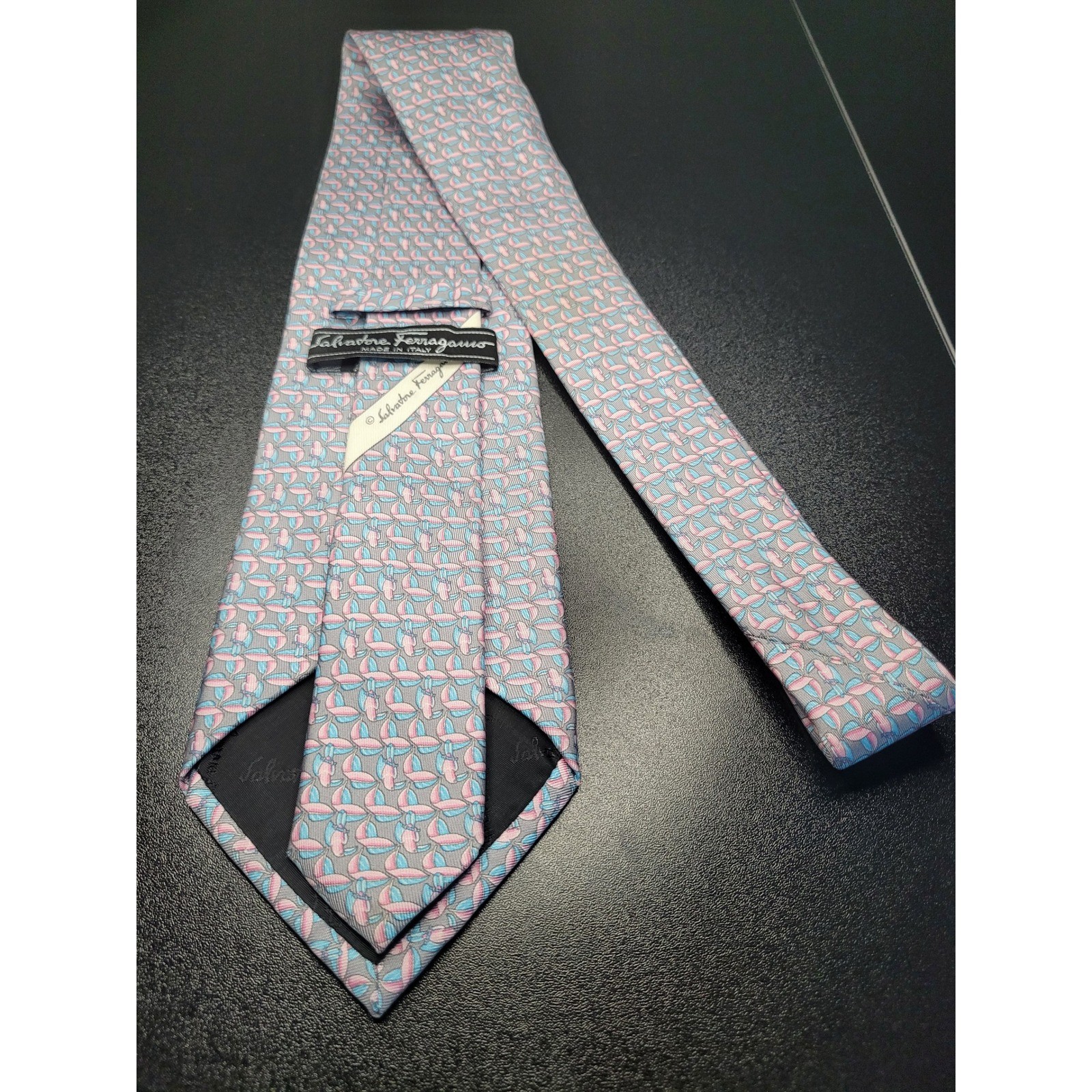 Salvatore Ferragamo Men’s Necktie Grey Blue Pink Silk 3.25″ x 58″ Excellent