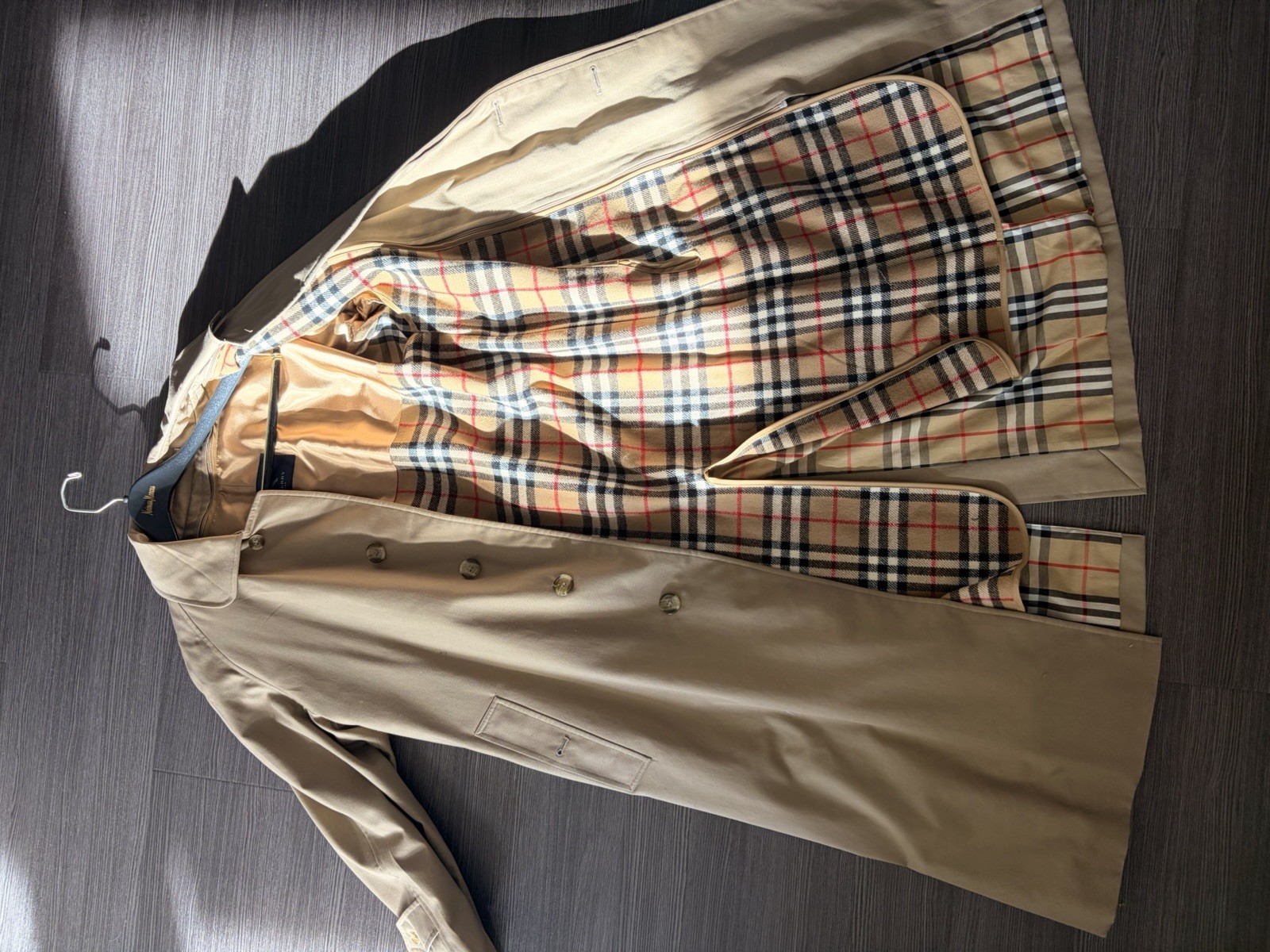 Rare Burberry London Beige Trench Coat 48 Inches Top To Bottom, 16 Inch Sleeves