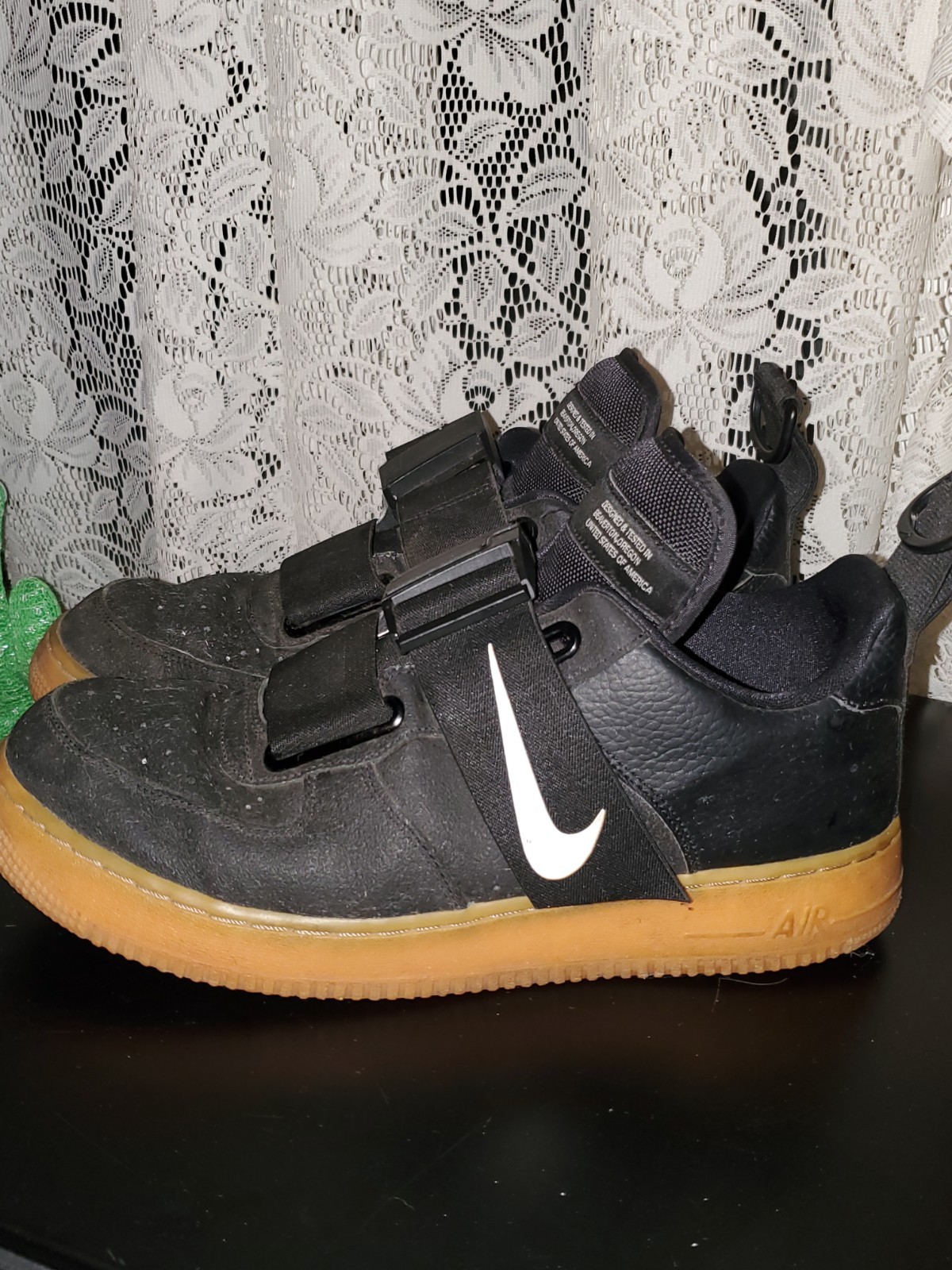 Nike Men’s Low Top Athletic Sneakers Black Solid Buckle Hook & Loop Gum Sole
