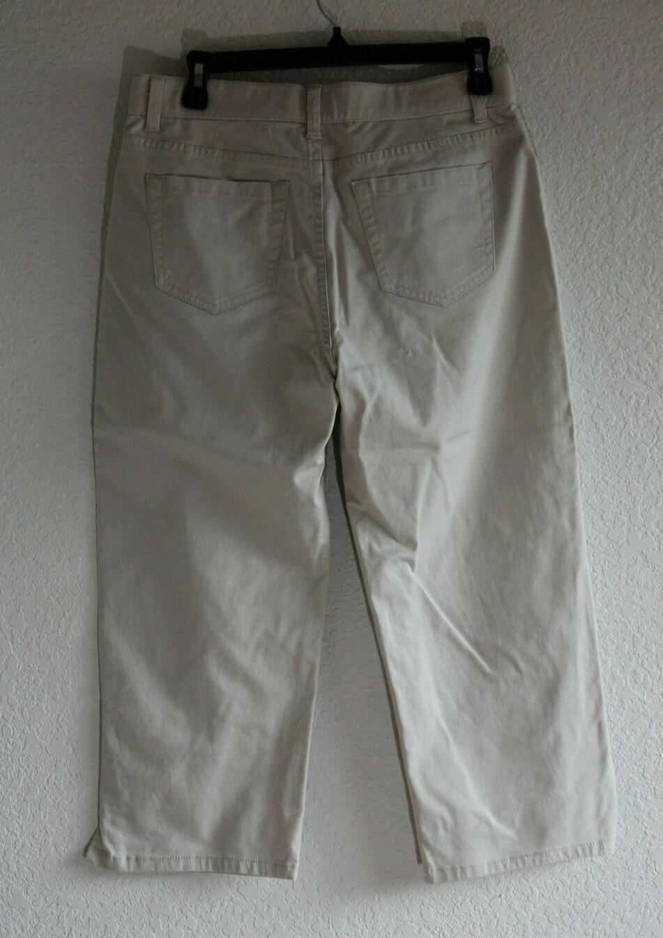 Merona tan capris (stretch) size 6. 98% cotton / 2% spandex womens Summer Spring