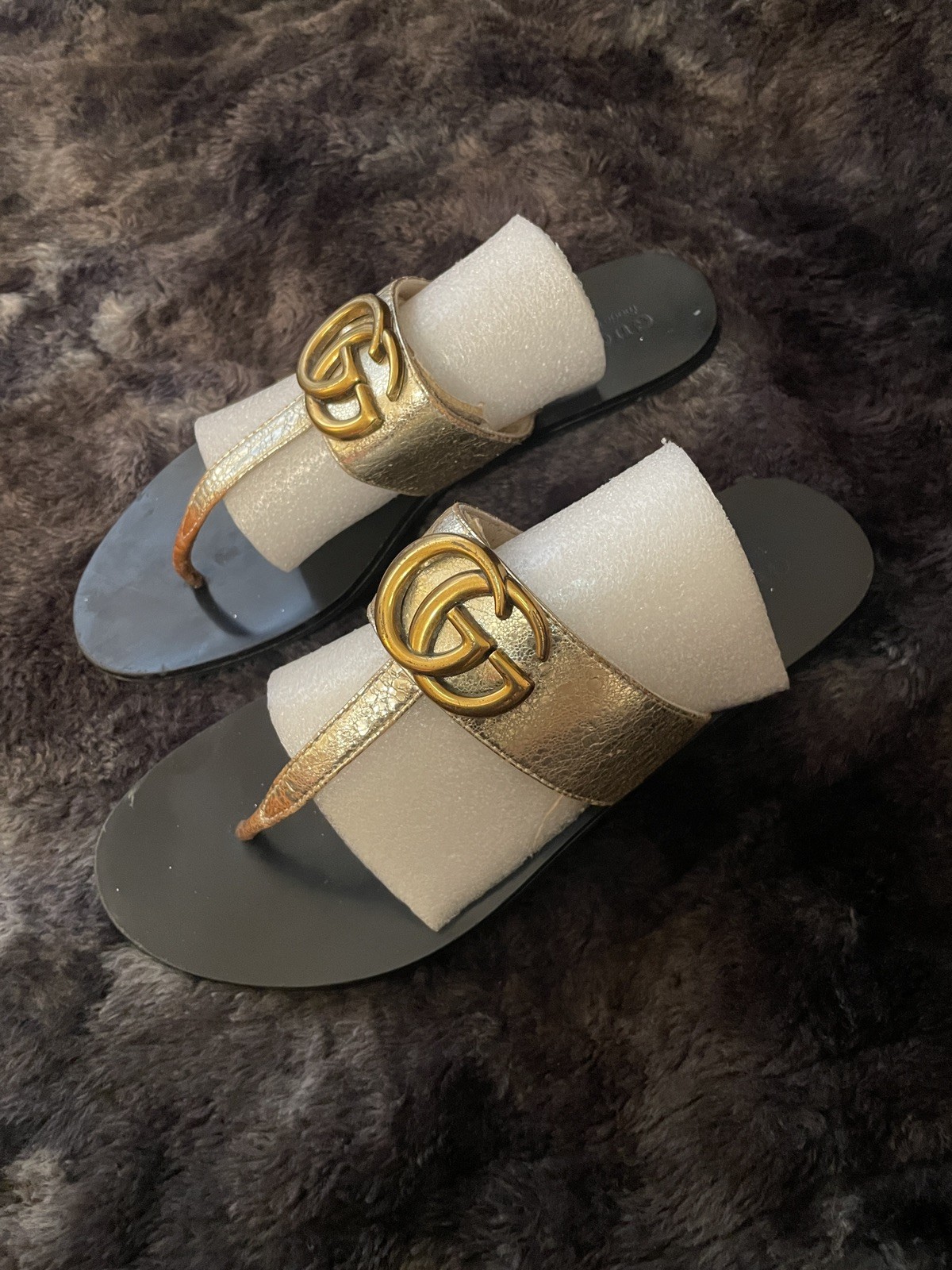 Gucci Logo Thong Sandals Women size 8 Black/Gold Rubber Slip-On