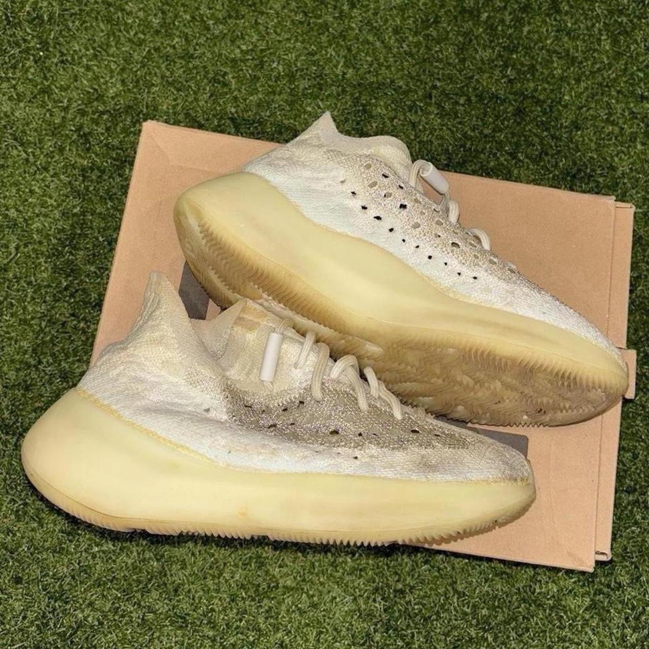adidas Yeezy Boost 380 Calcite Glow Yellow Low Top Men’s Lace-Up GZ8668