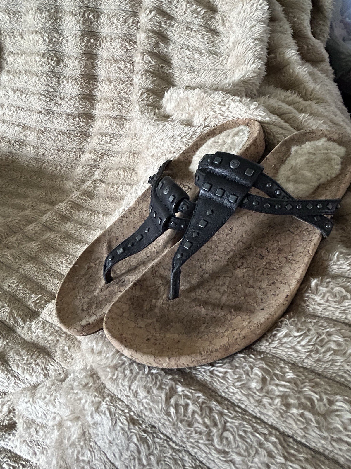 UGG Australia Women’s Deitra Black Leather Studded Thong Sandals Size 7