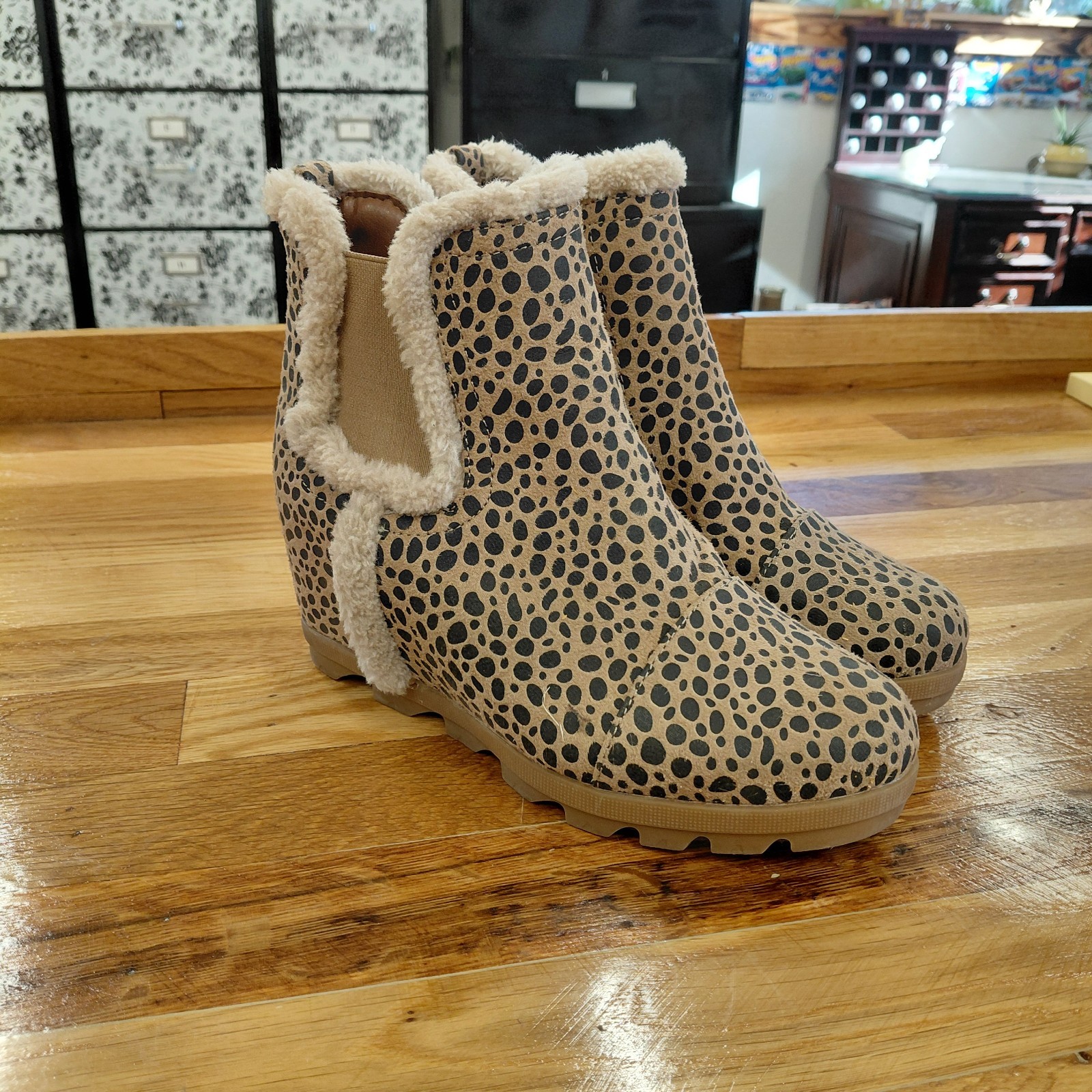 Sugar Haylei Wedge Booties Women’s Size 7.5 M Animal Print Hidden Heel Faux Fur