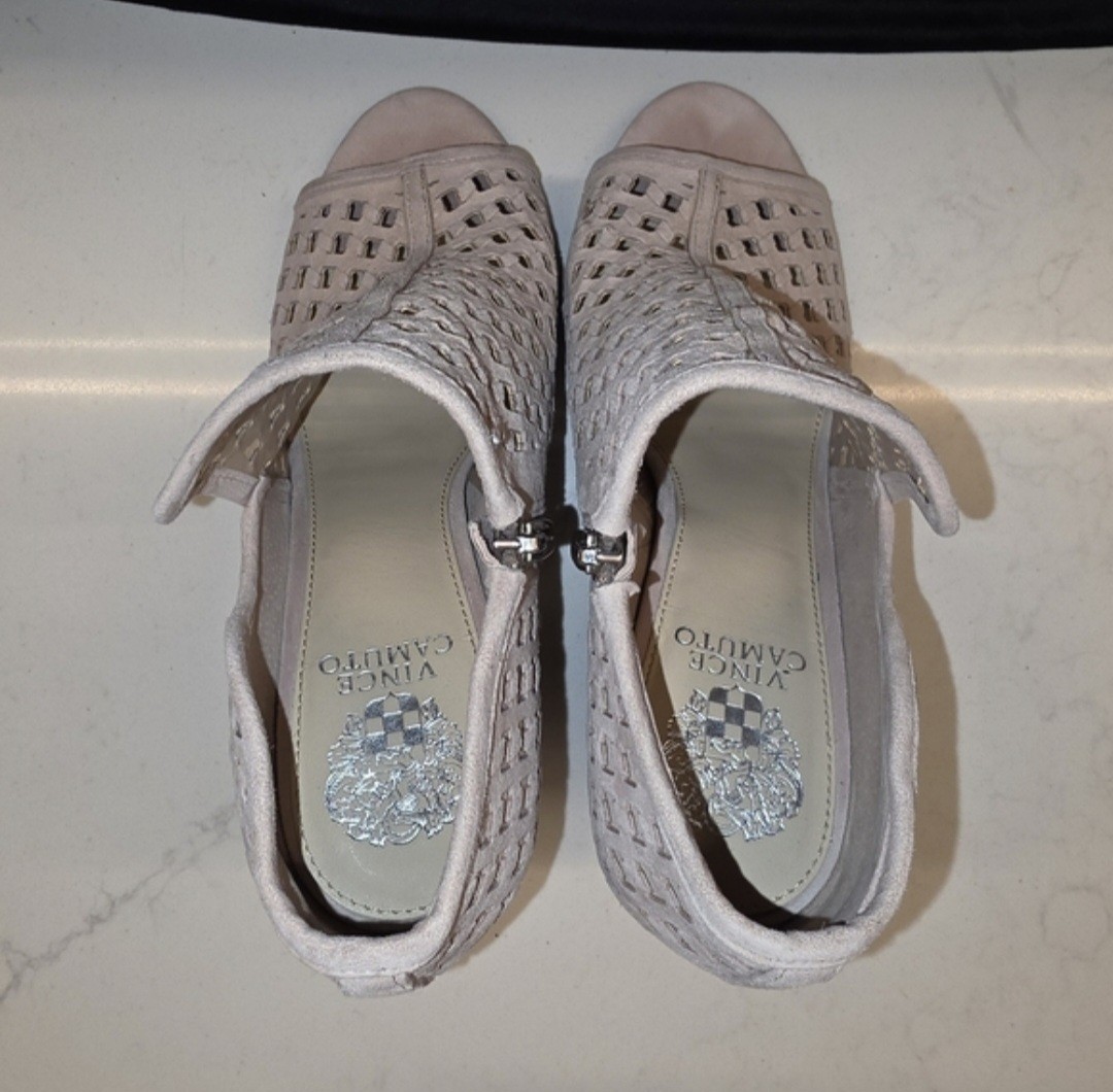 VINCE CAMUTO Perforated Peep Toe Booties Nude Blush Block Heel Size 9