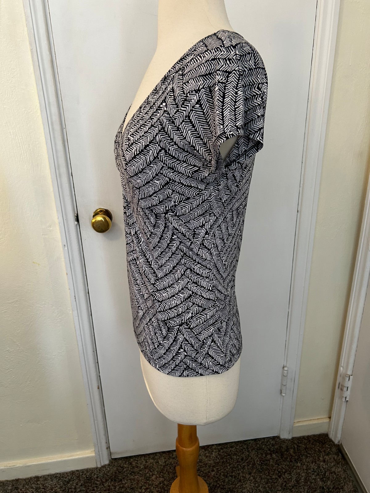 AXCESS TOP-SIZE SMALL-BLACK-WHITE-STRETCH-SHORT SLEEVES